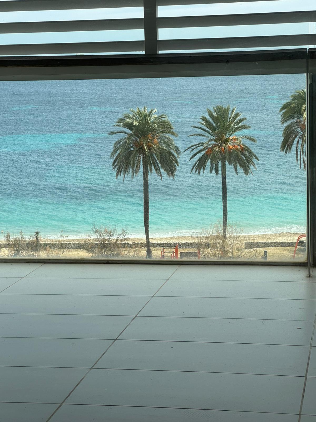 Chic 2-Bed Seaview Apartment
