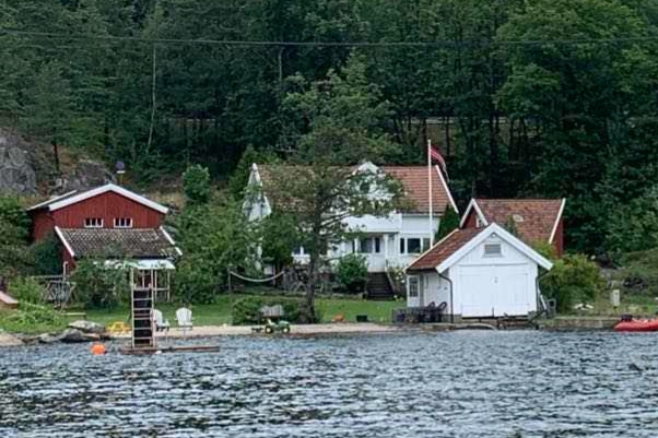 Sørlandshus with pier and beach!