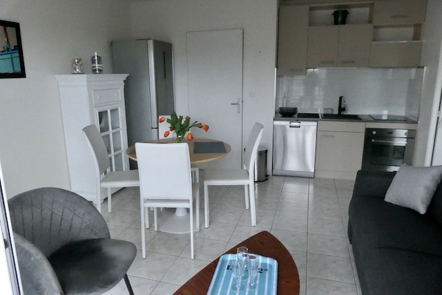 flat between town and port ,2 to 4 people