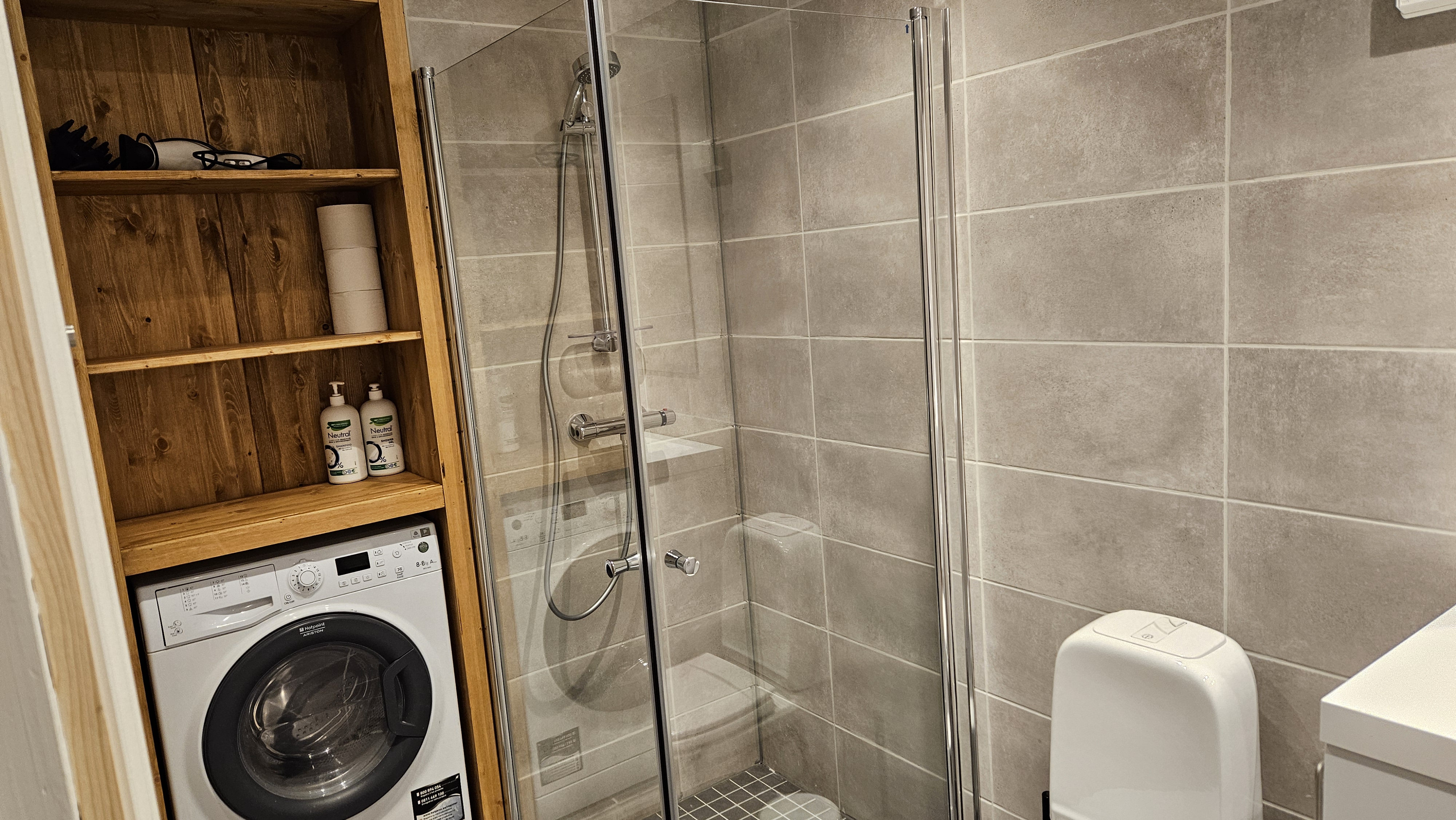 Convenient apartment near bus/train