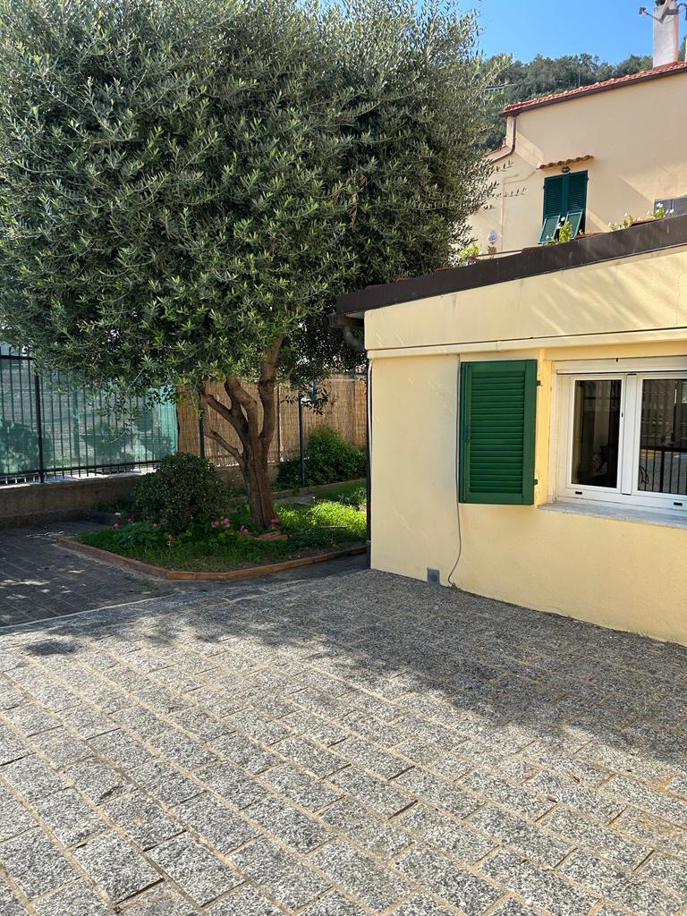 Laigueglia 200 meters from the sea, parking space and garden