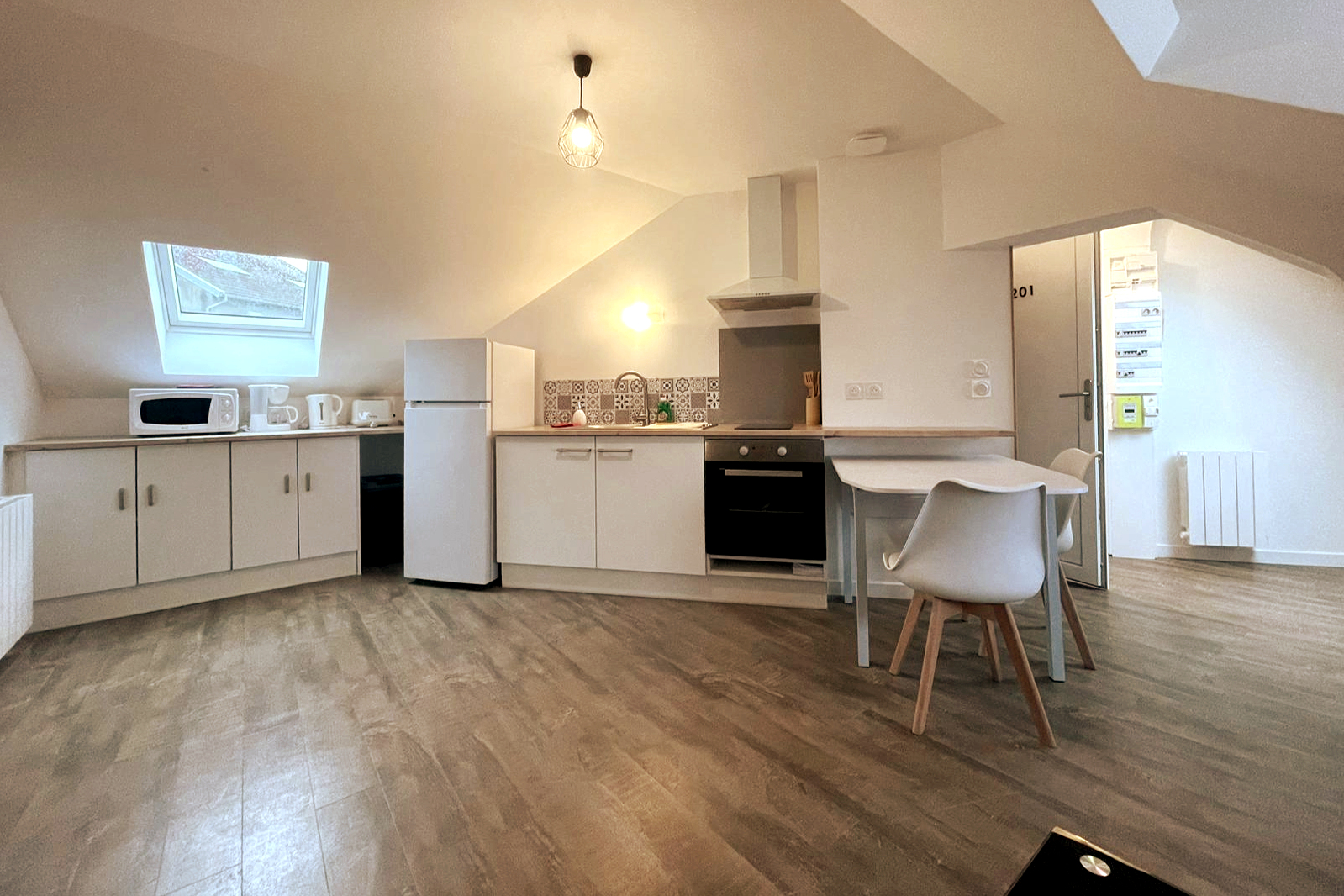 Charming fully renovated and equipped 2BR apt