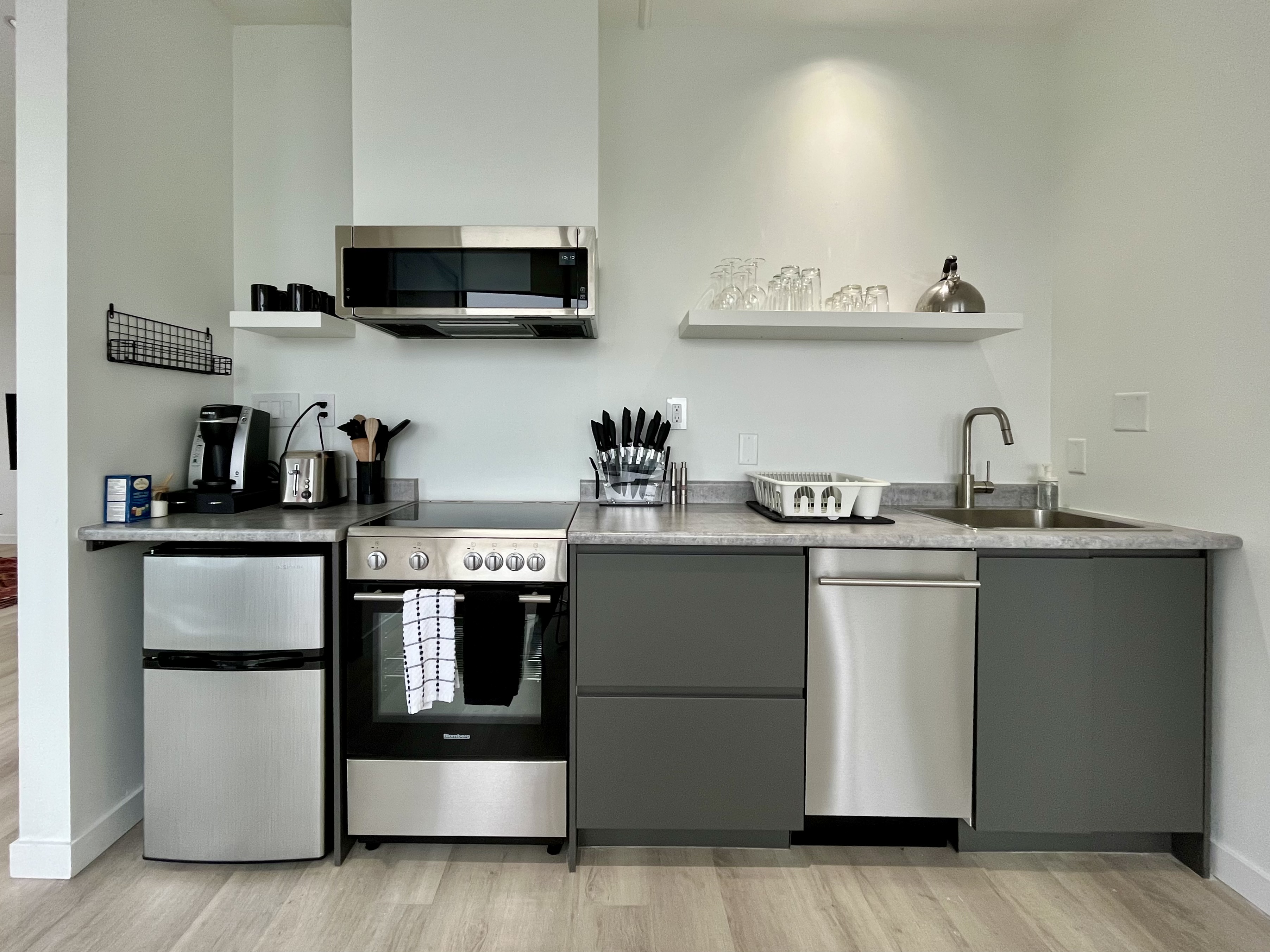 Penthouse Apt w/ Balcony & VIEWS