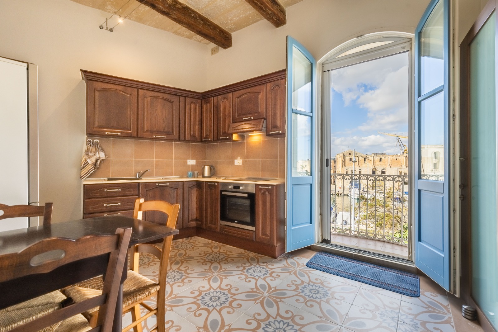 Seafront terraced home - parking. [Close Valletta]
