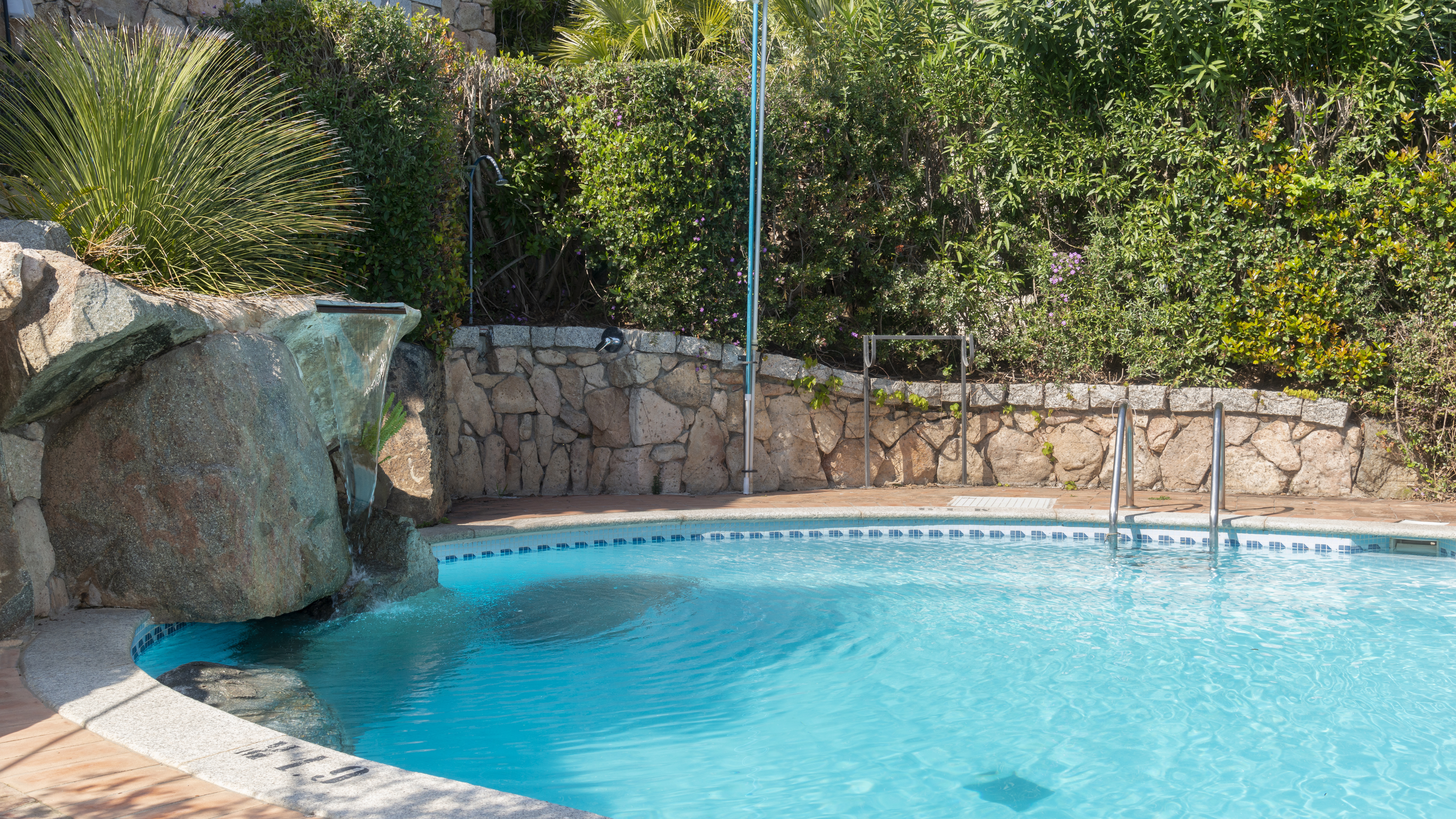 House with swimming pool. Beach 100m away!
