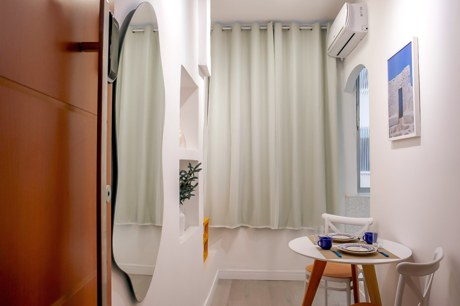 Studio with AC points/consulate on foot and subway