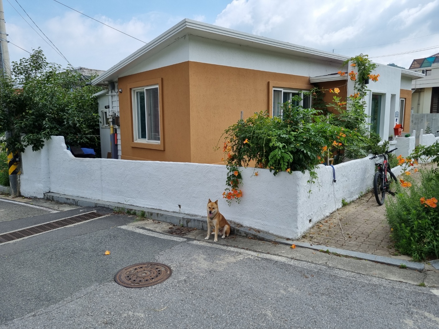 [Cholang's] Private house · 2 bedrooms 2 beds 2 bathrooms · 10 minutes to Hanok Village · Barbecue grill