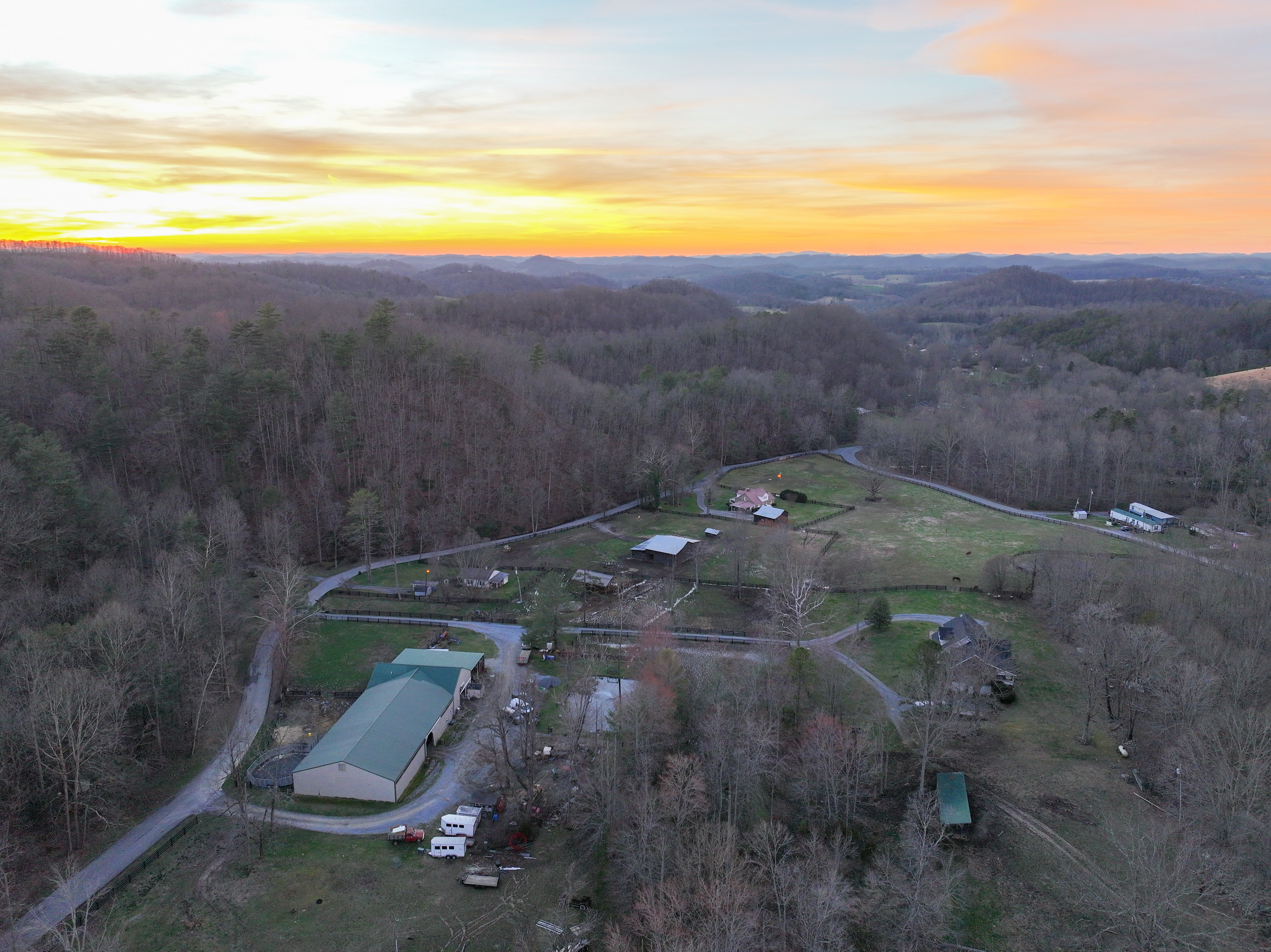 The Horseshoe Inn - Barns for Rent in Bluff City, Tennessee