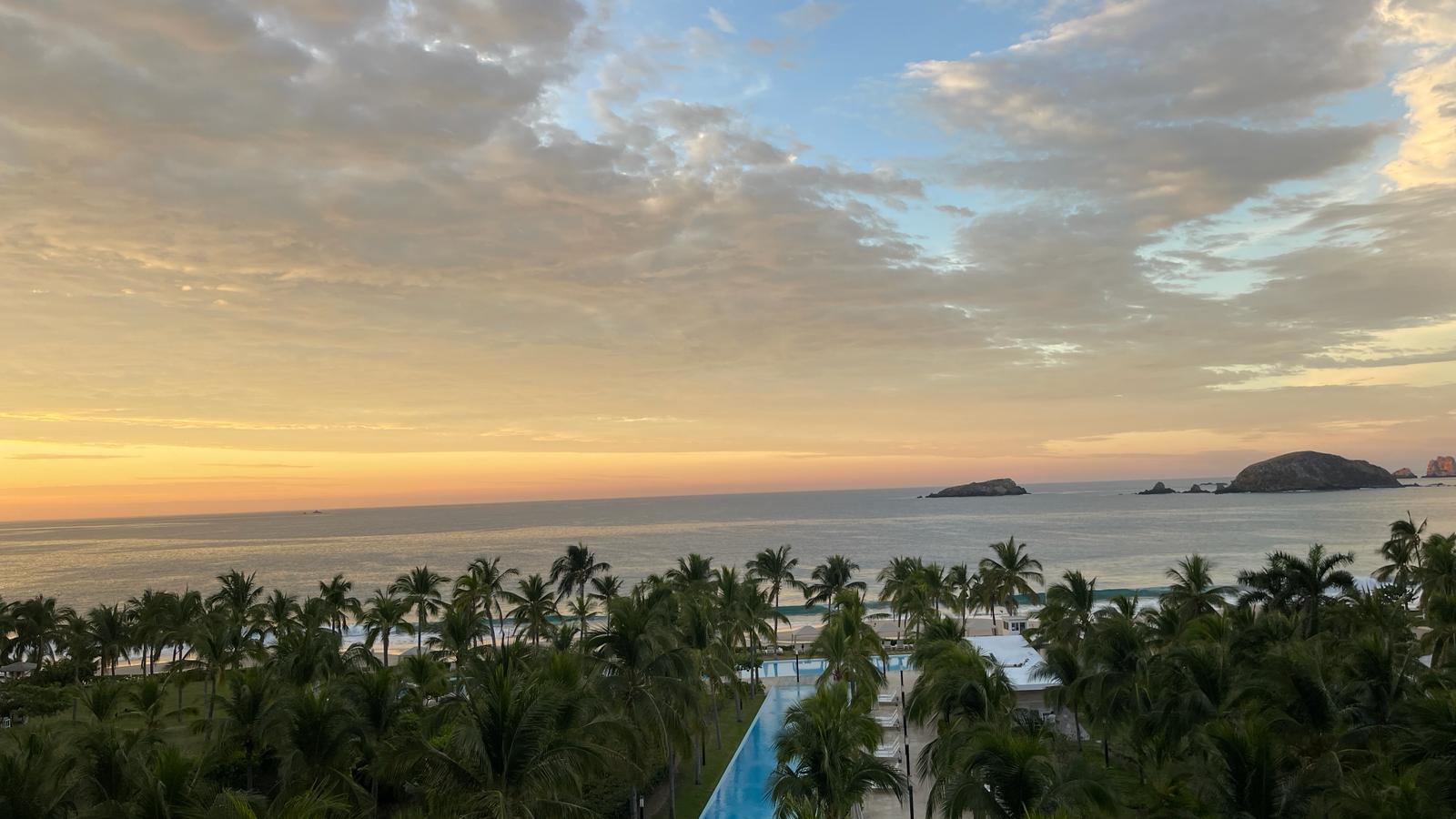 Beachfront Condo 5 Ixtapa Peninsula big families
