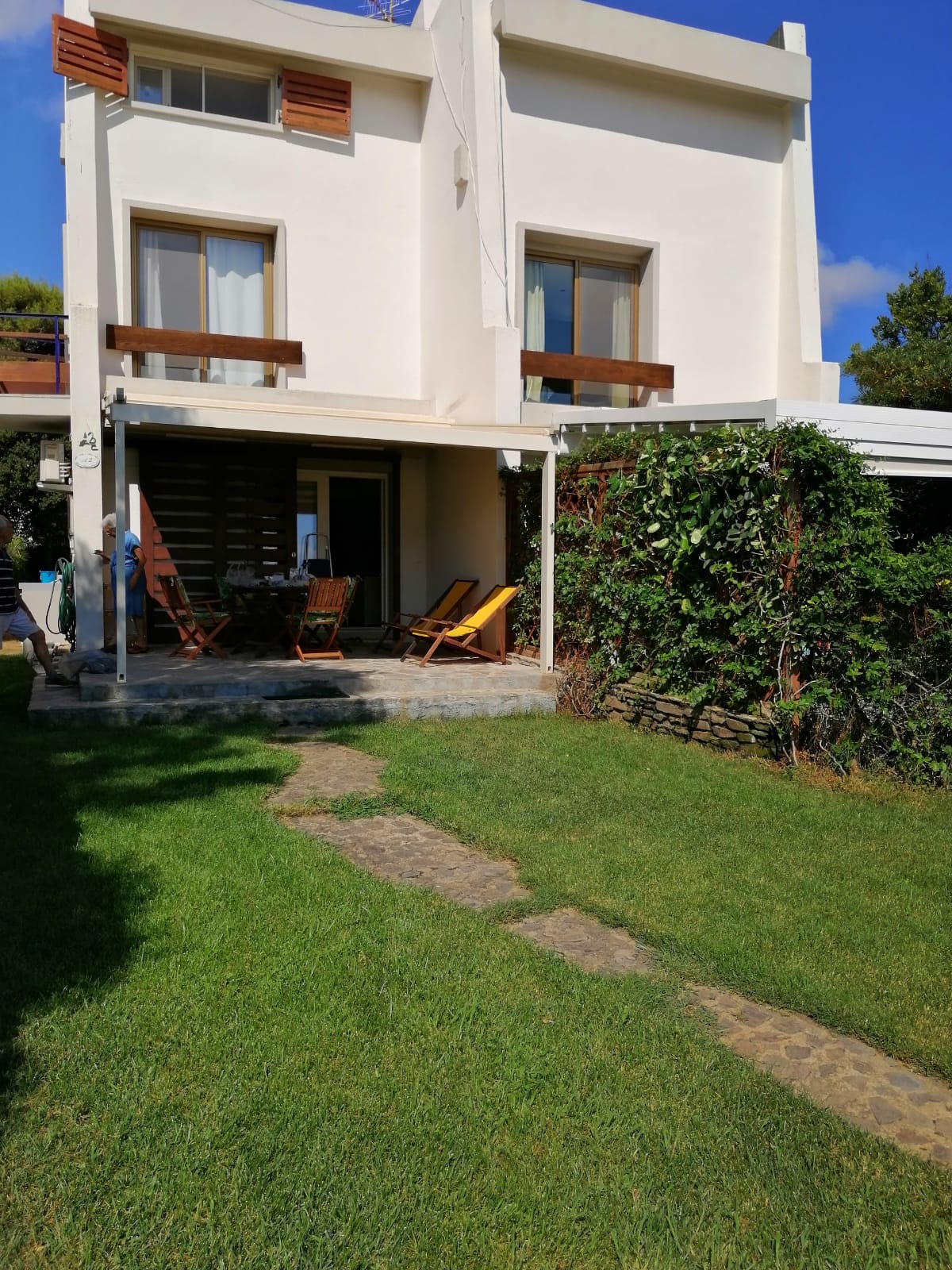 House with garden a few meters from the sea