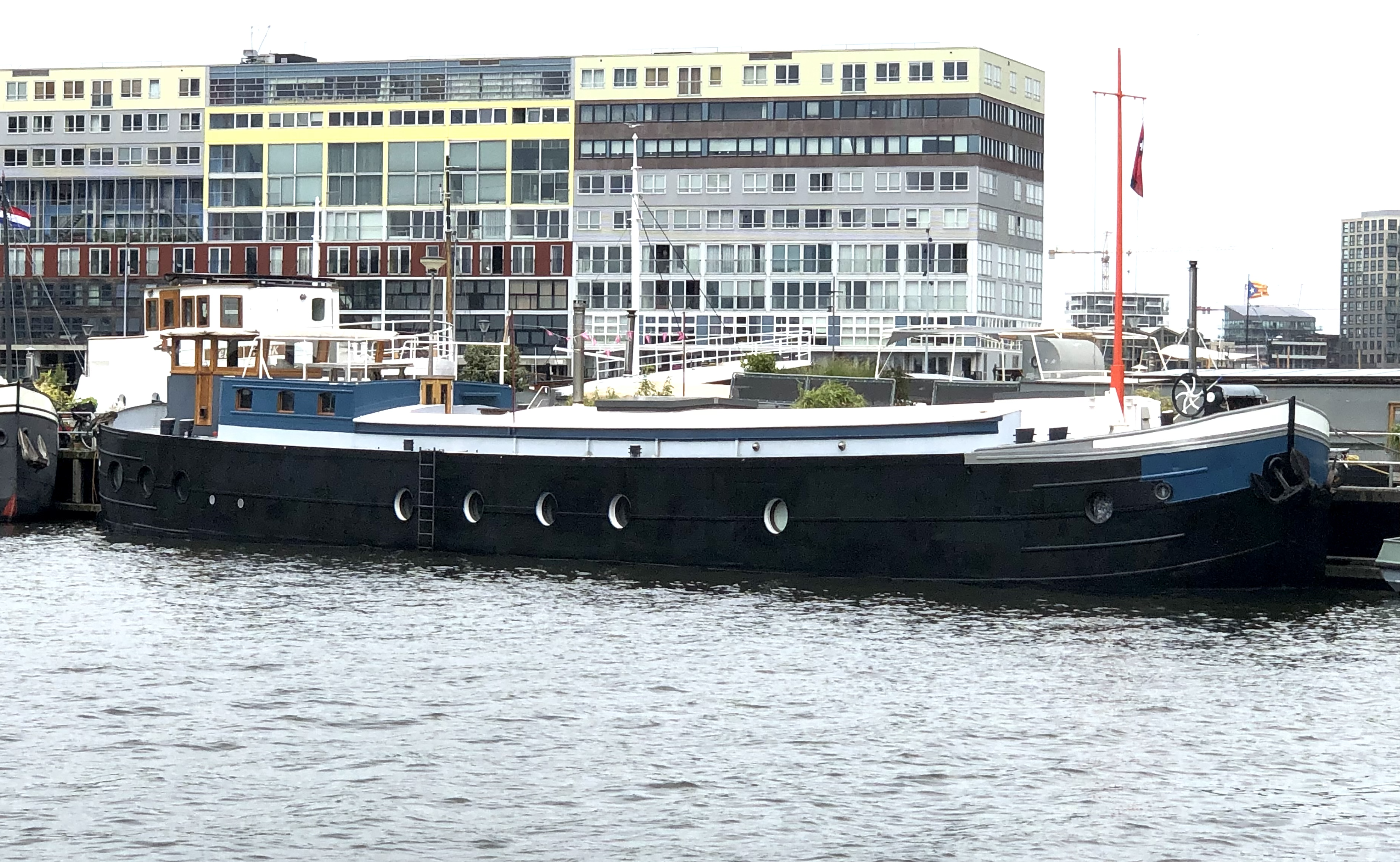 XL luxurious houseboat on hot spot