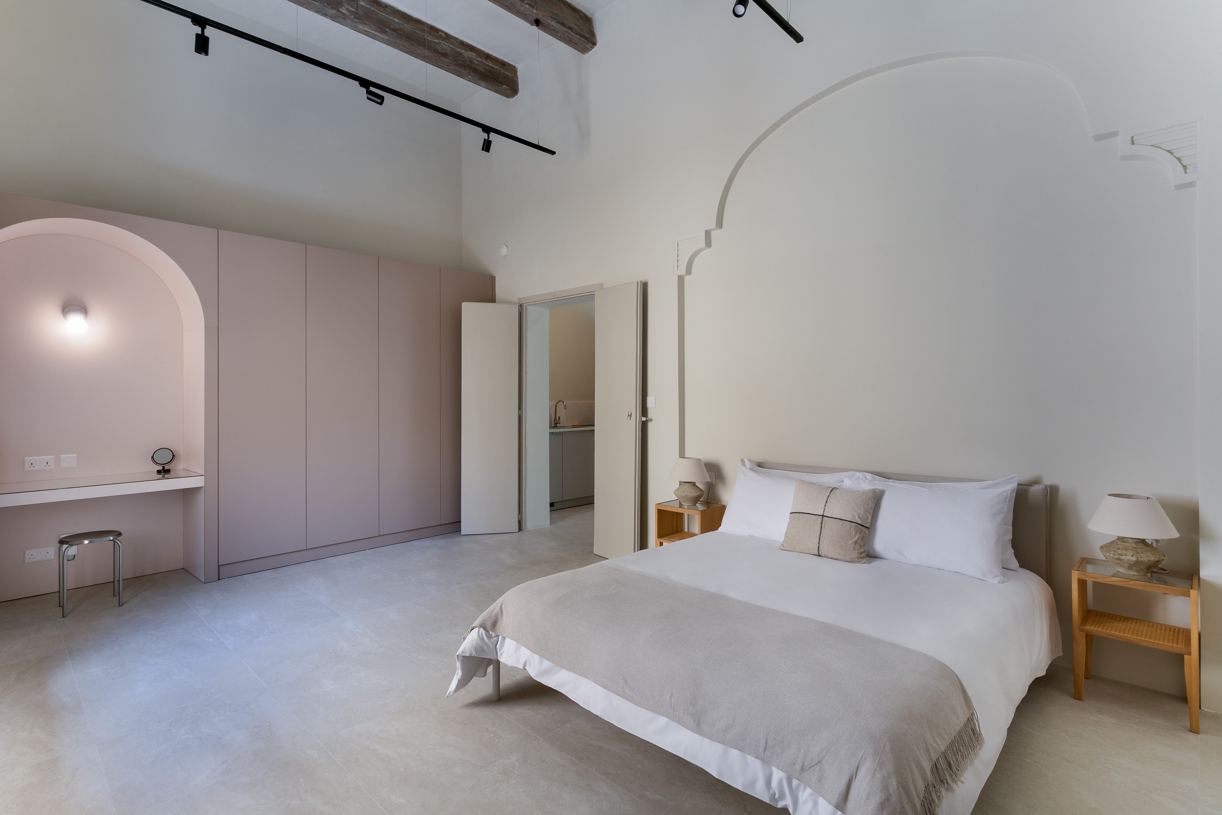 Large Suite with Private rooftop & Balcony
