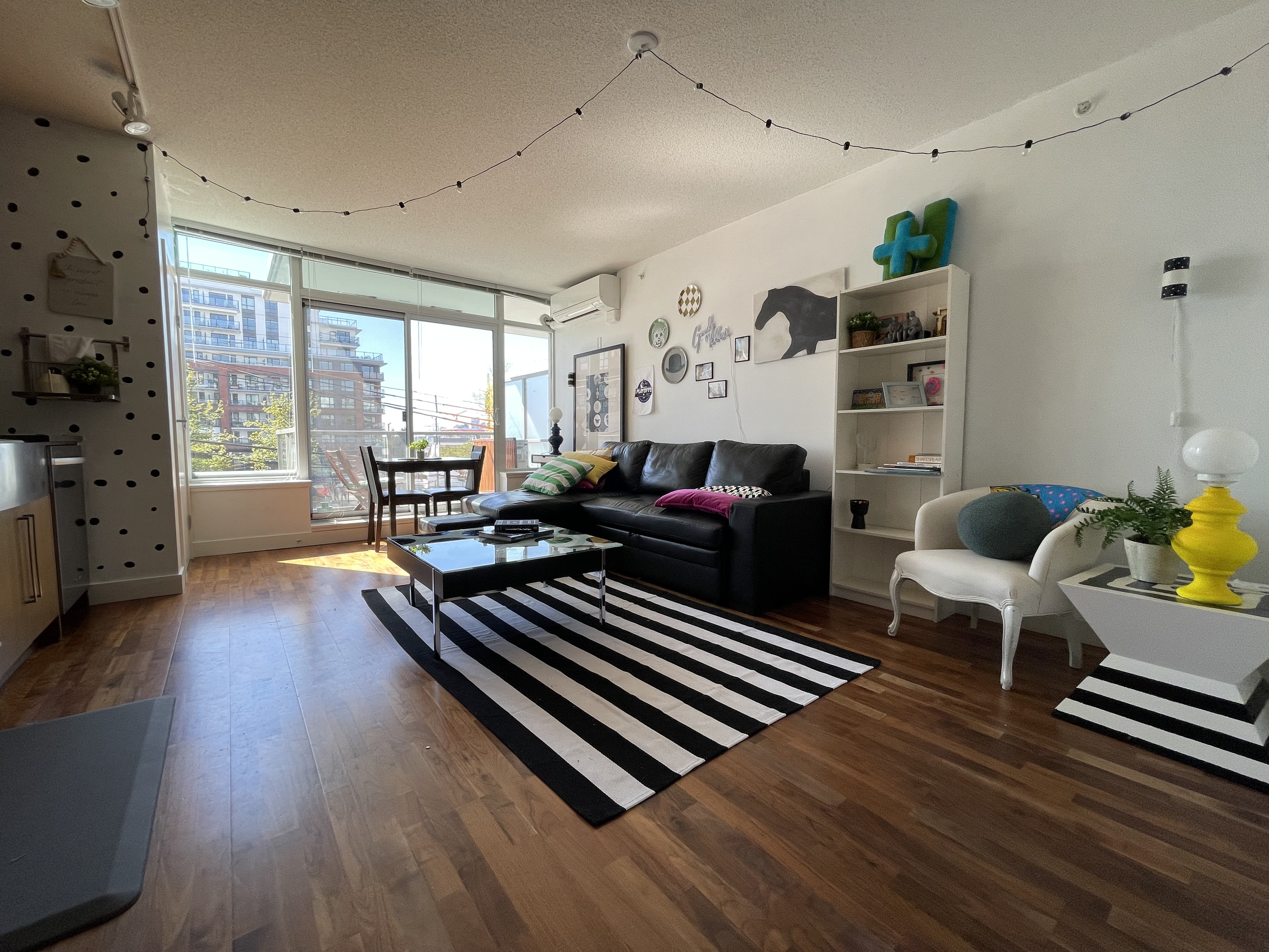 Retro Residency near Main St Skytrain Station