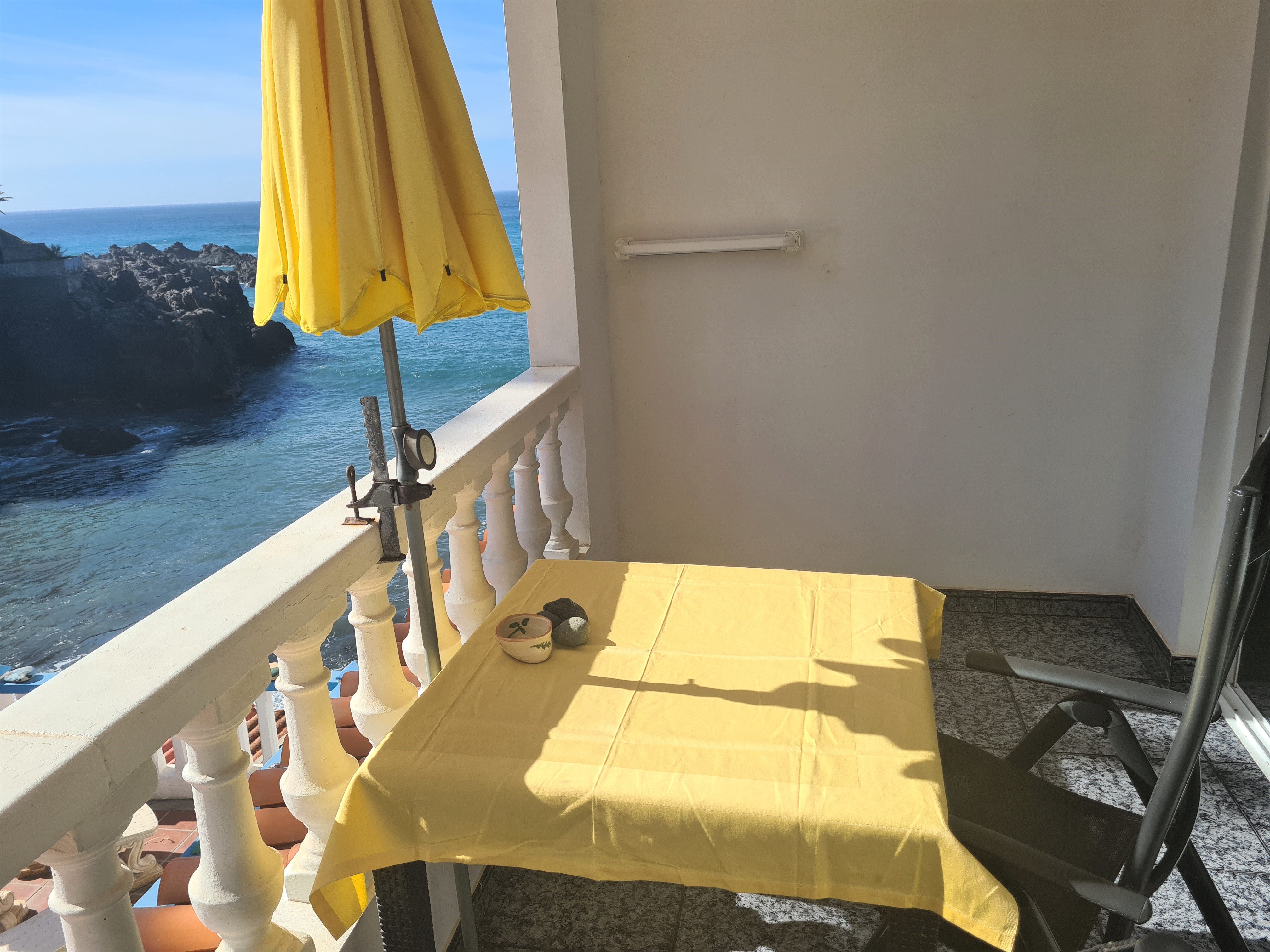 Amazing seafront, facing south terrace, free-wifi