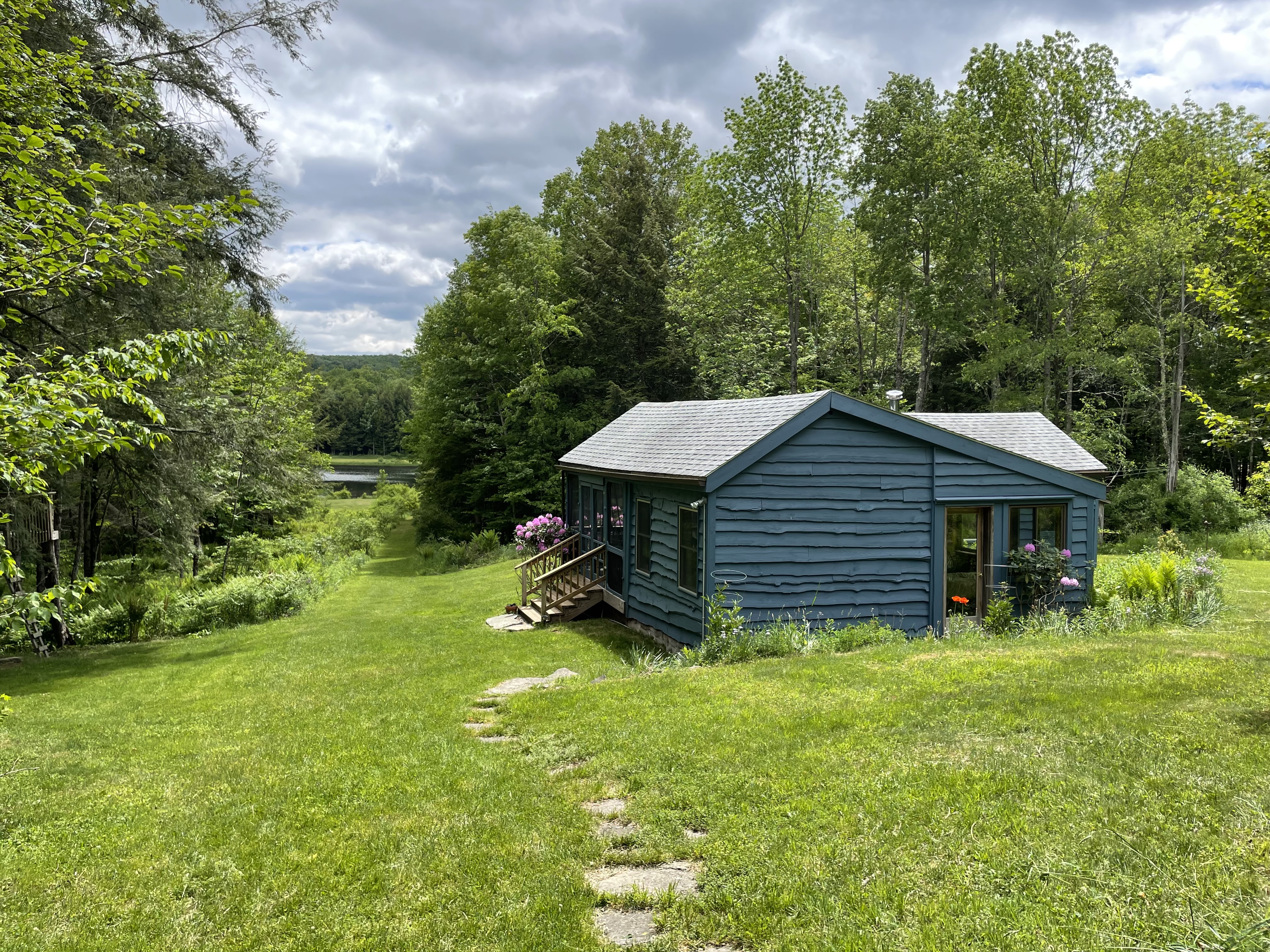 The Blue Caboose: serene Catskills lakeside cabin