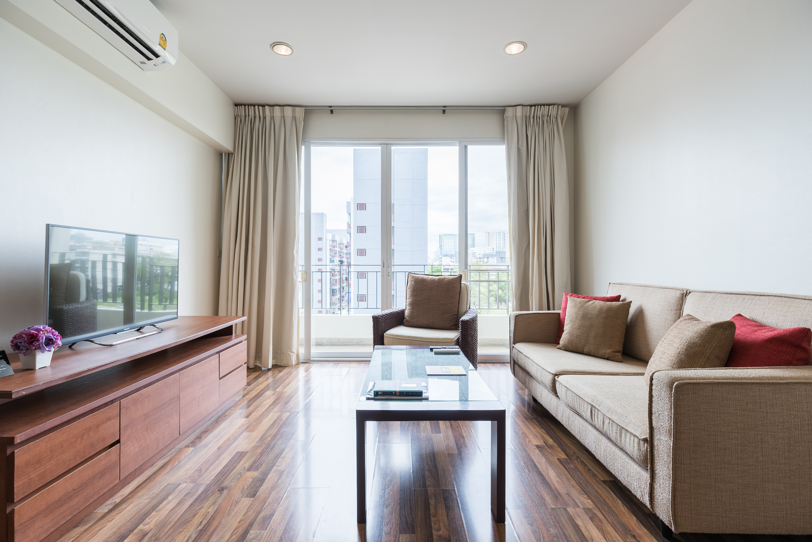 Spacious 2 Bedroom Apartment near BTS-non smoking