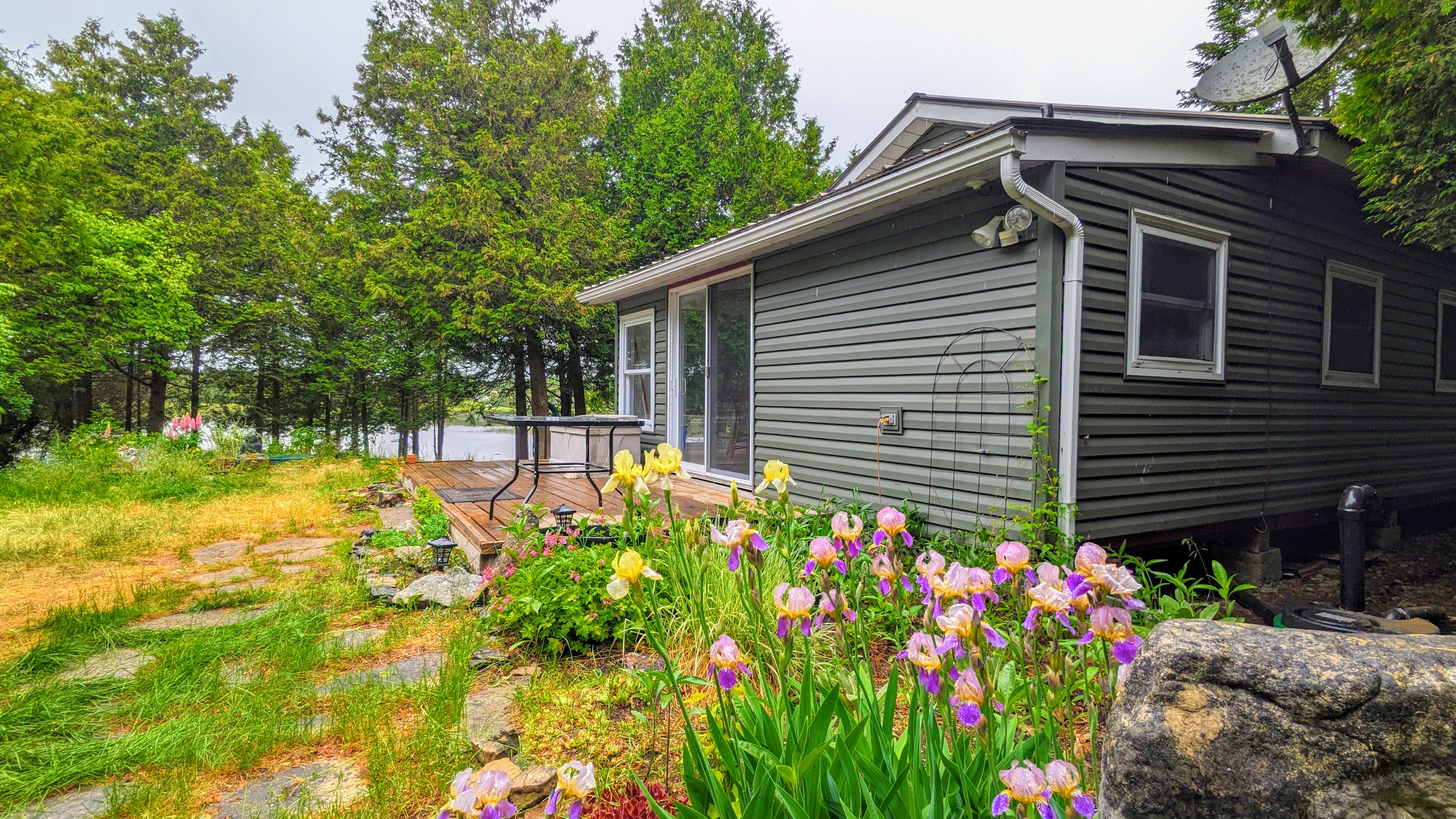 Lakefront Green Cottage