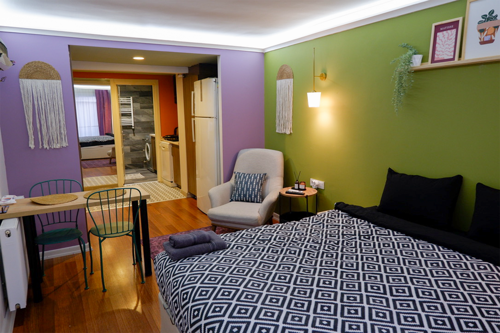 Colorful, stylish mini house (AC)