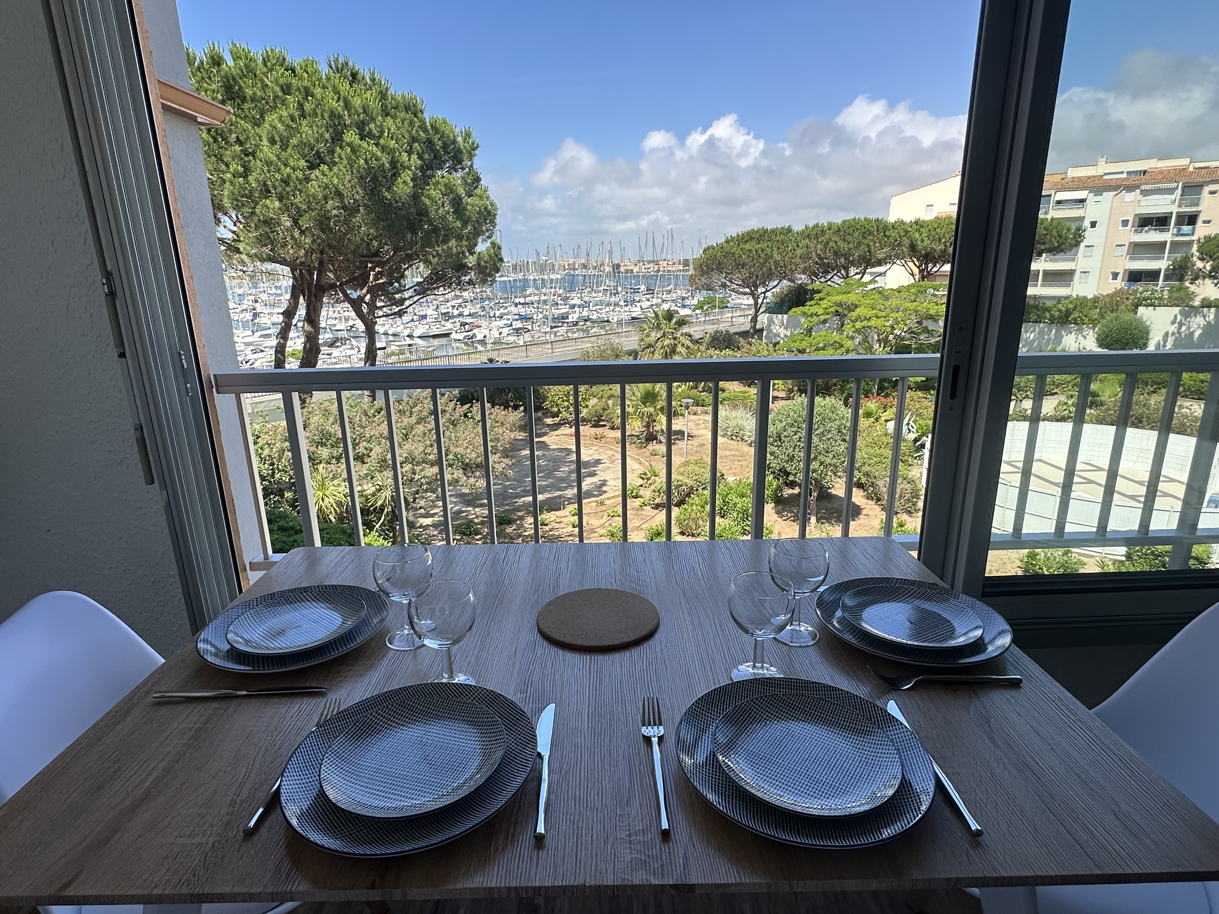 Beautiful harbor view apartment + pools + Parking