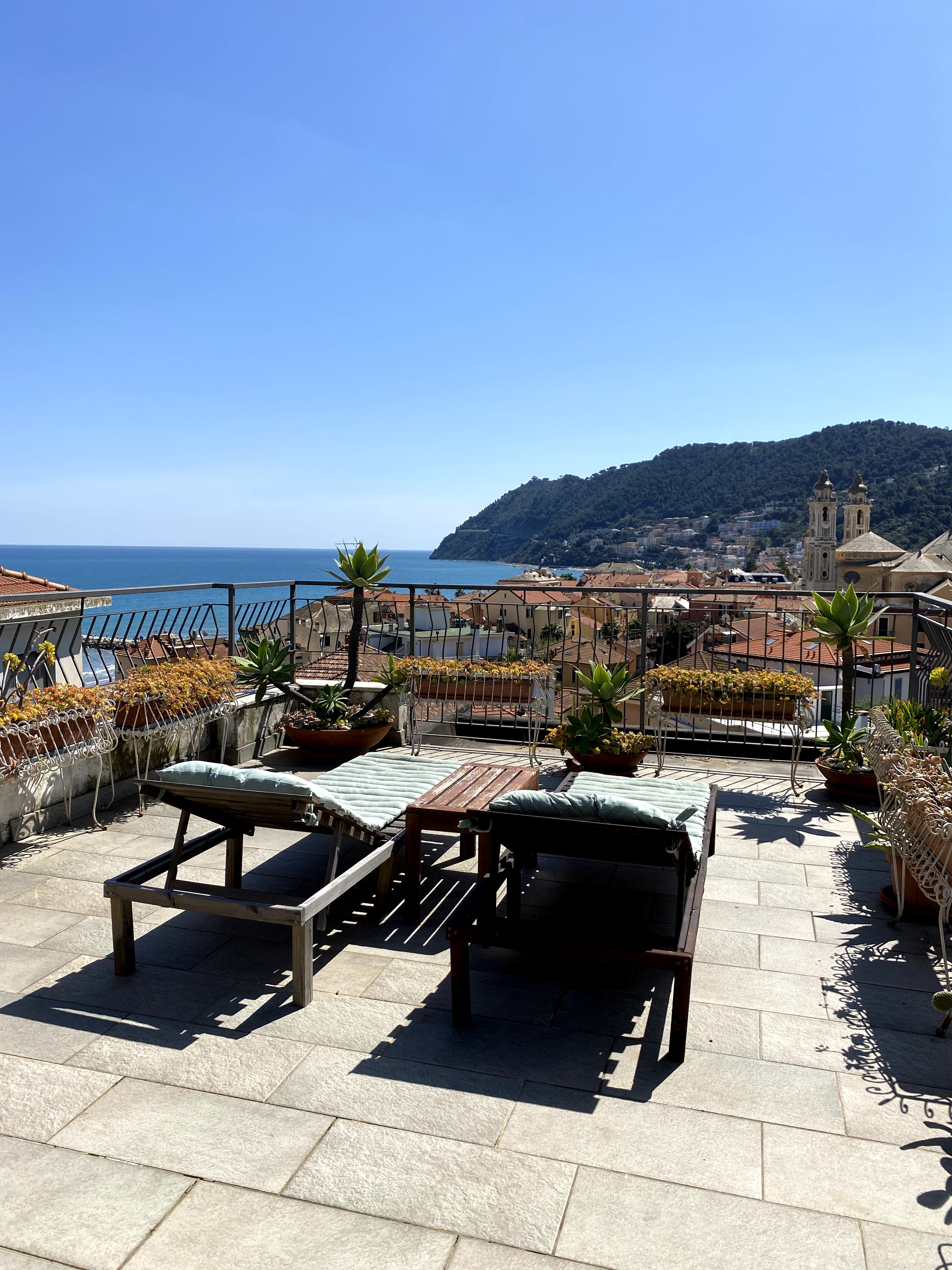 Penthouse with sea view (and car park)