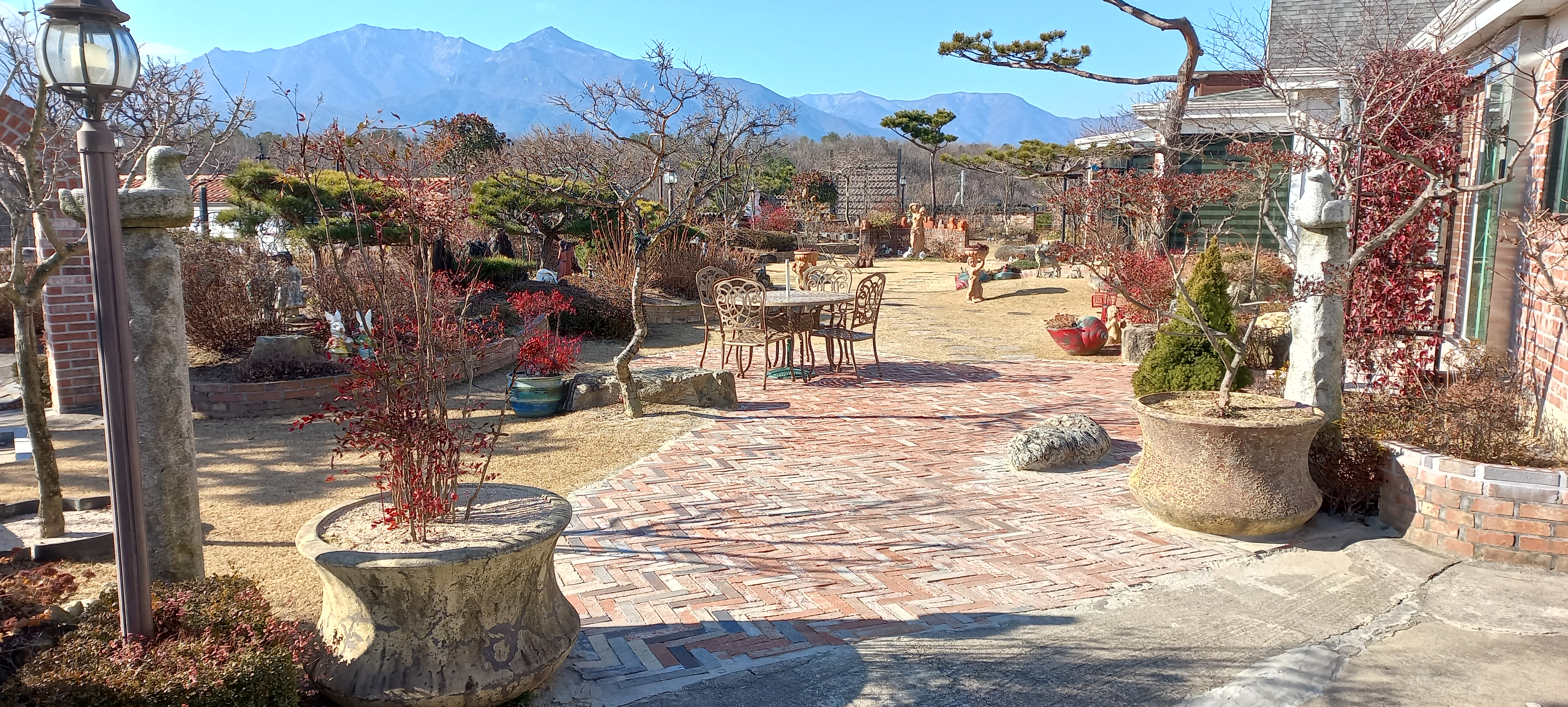 Seorak Mountain, Ulsan Rock, and a garden with a garden that looks like a screened in the sea and is beautiful in Goseong Heimbella Pension.
