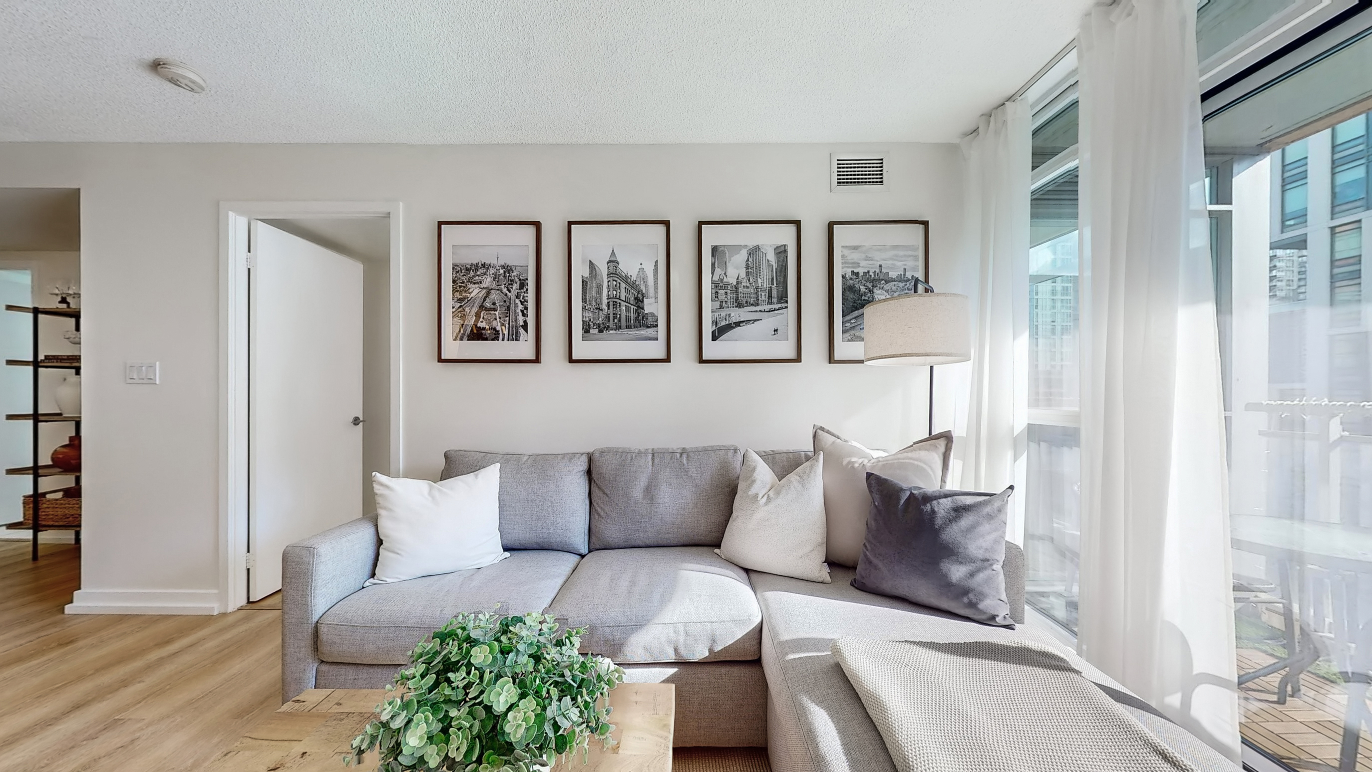 Stylish 2BR King Bed |TO | Rogers Centre + Parking