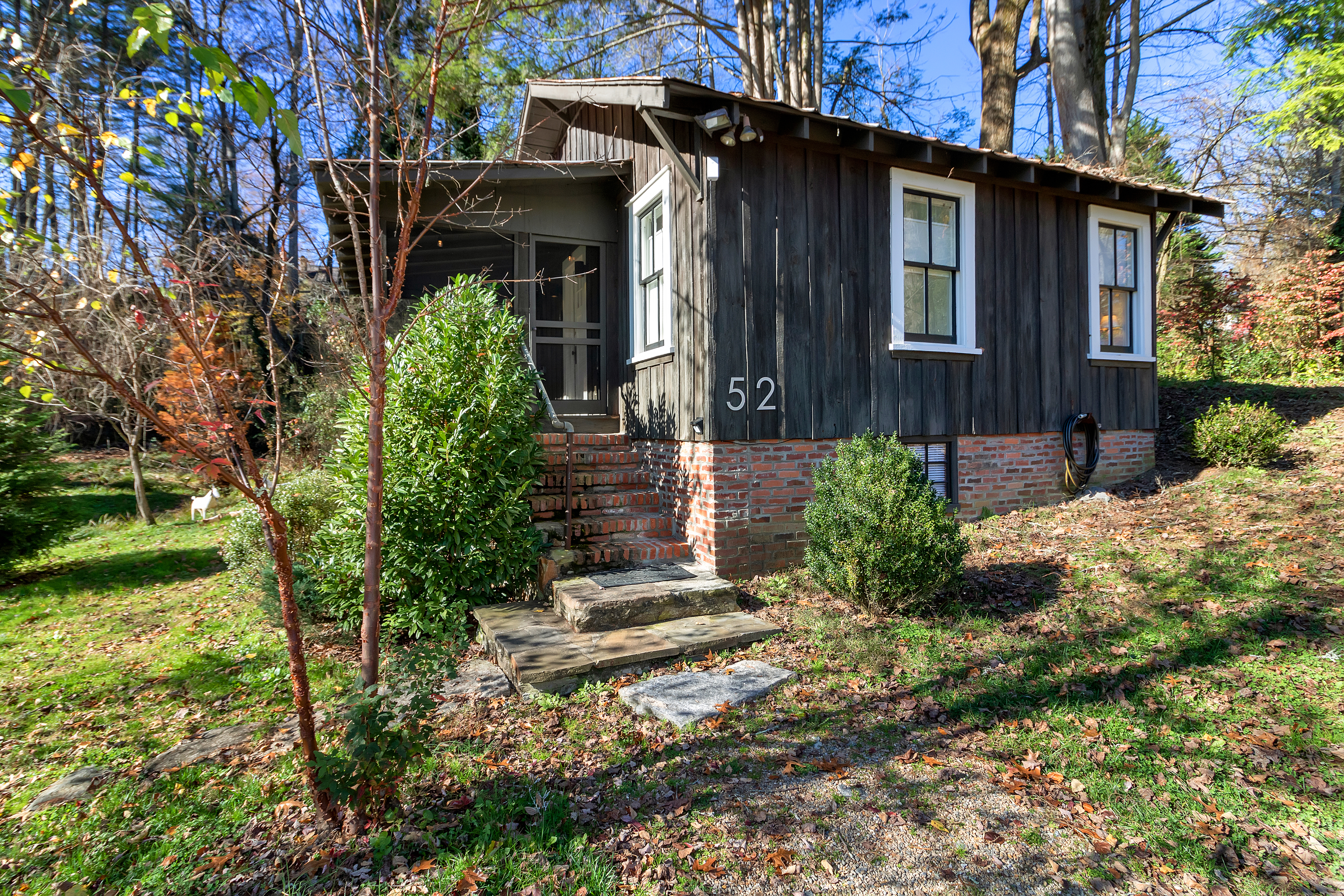 Lingerlong Cottage downtown Brevard