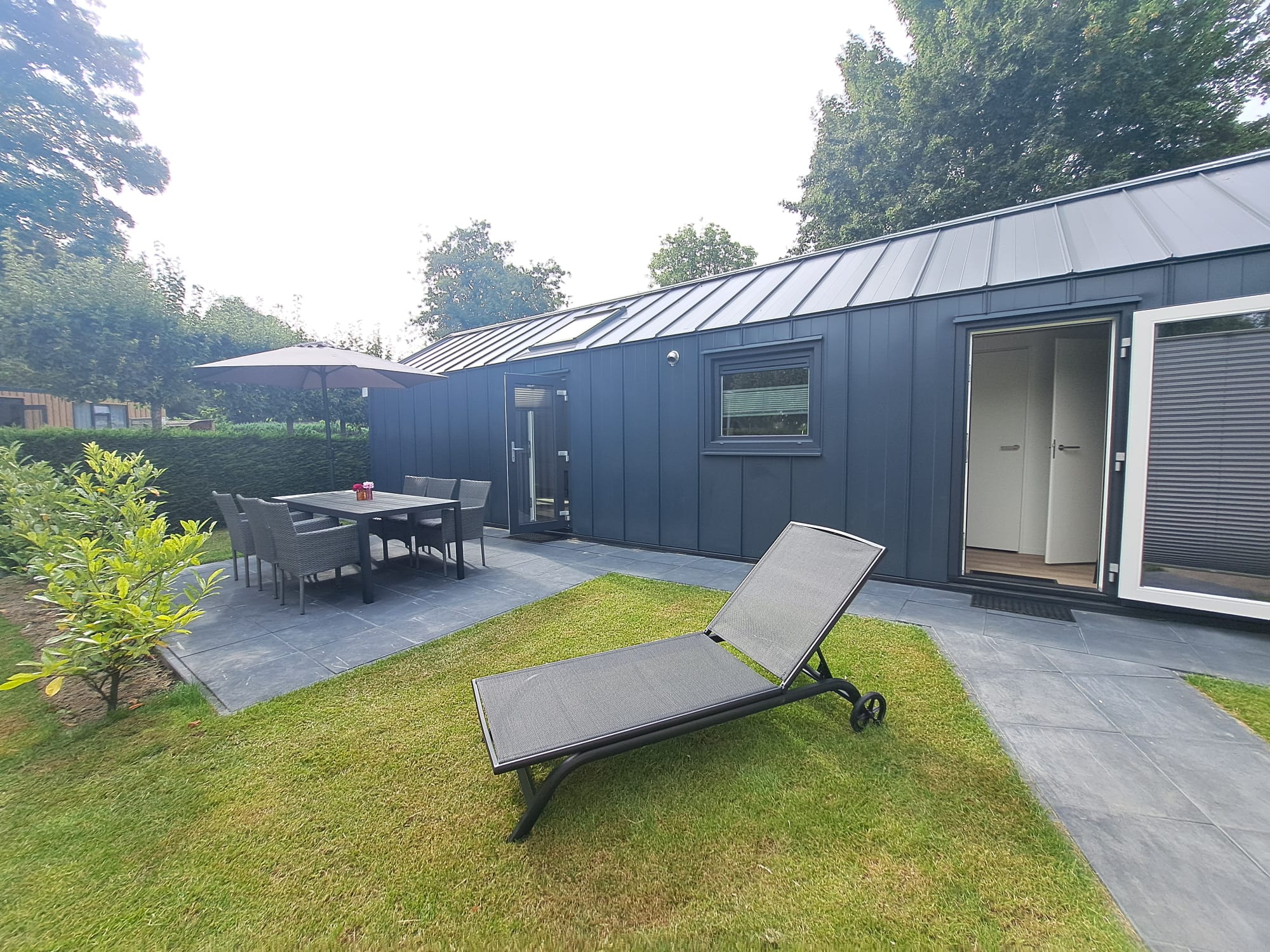 Tiny house with entrance pool  VP072