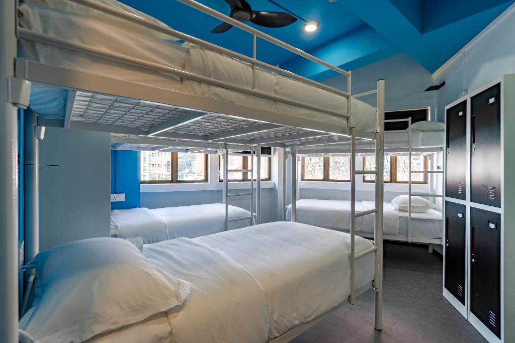 Downtown: Room with 6 beds, 5 mins walk to MRT