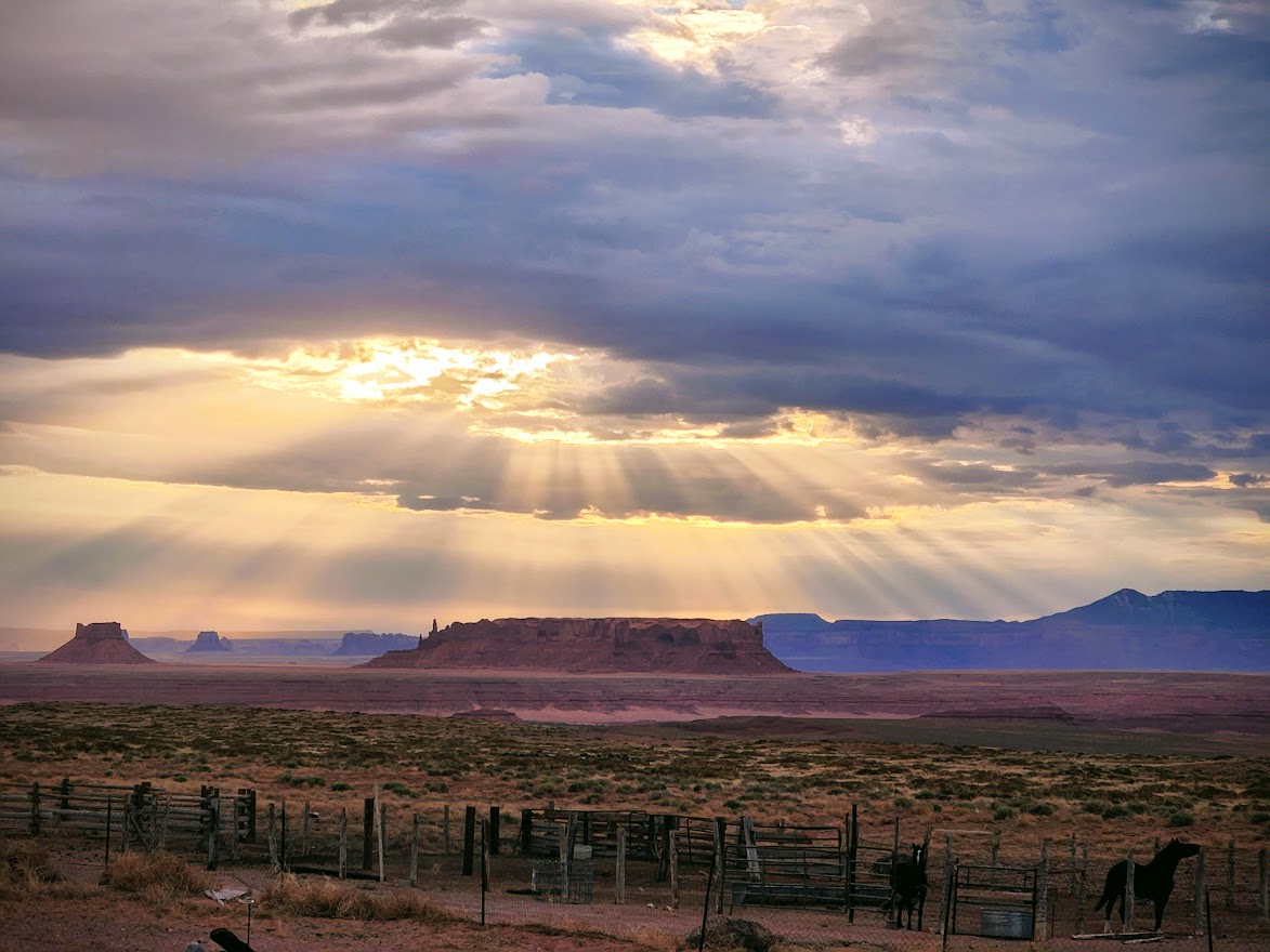 Navajo Hogan yá ‌át ‌ éh Guesthouses for Rent in Chinle, Arizona