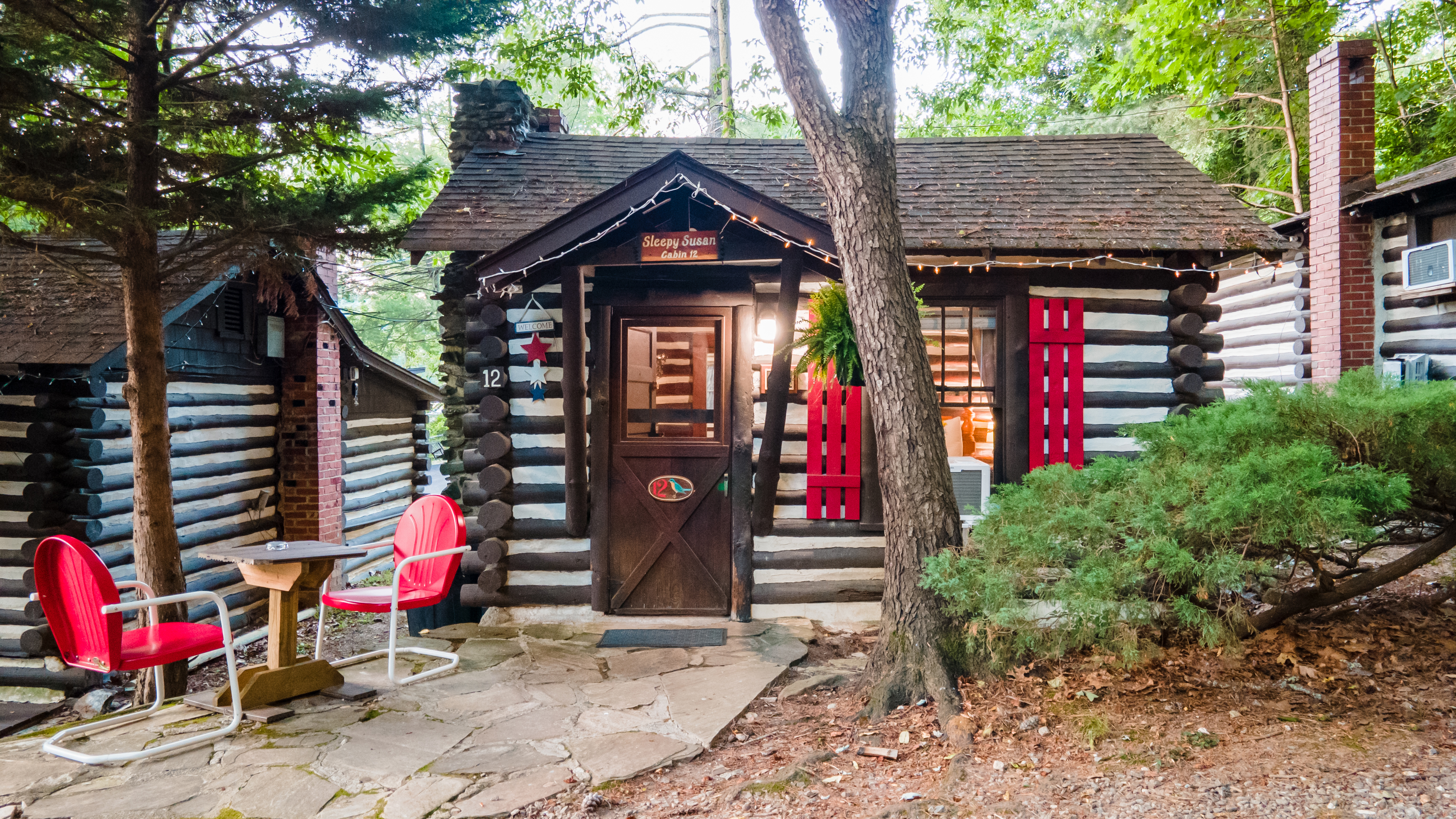 Log Cabin Motor Court - Cabin 12/Sleepy Susan