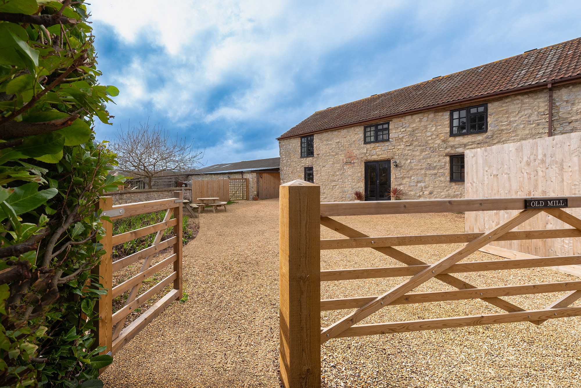 Rustic-luxe Stone Barn 4* Gold- hot tub, sleeps 7