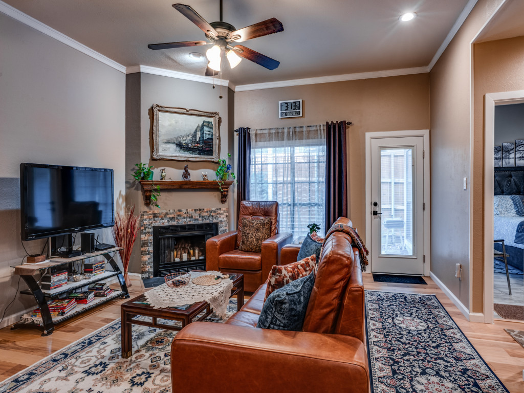 Perfect Location- 2BR/2BA with office space in District 11, Dallas
