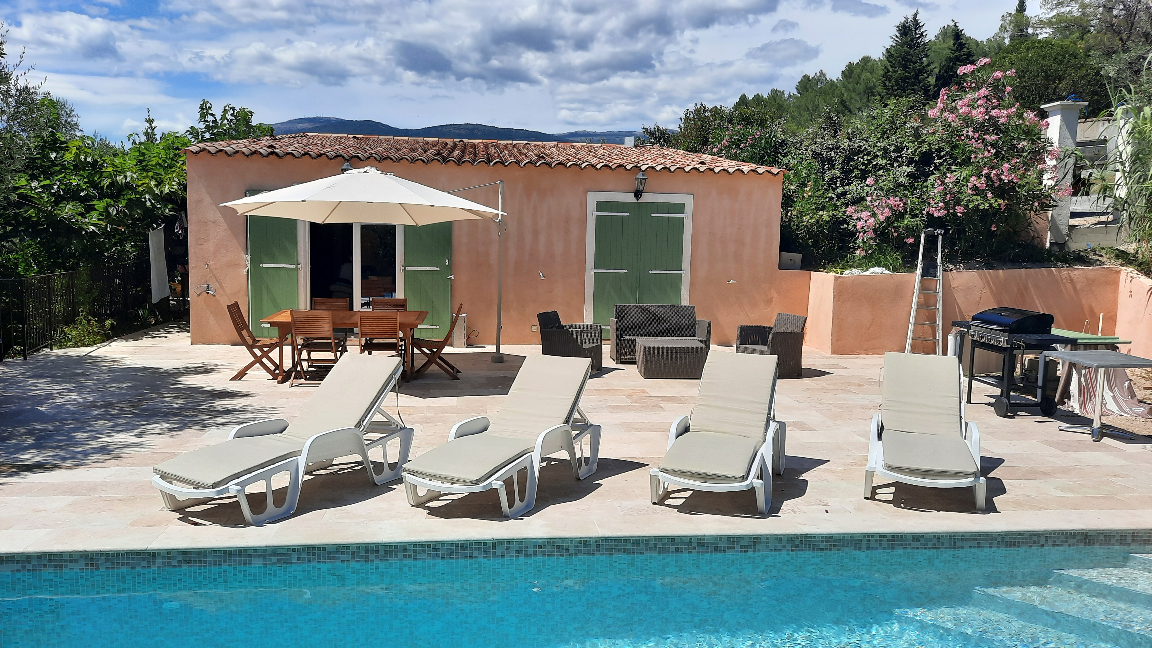 House with swimming pool and air conditioning in a quiet area.