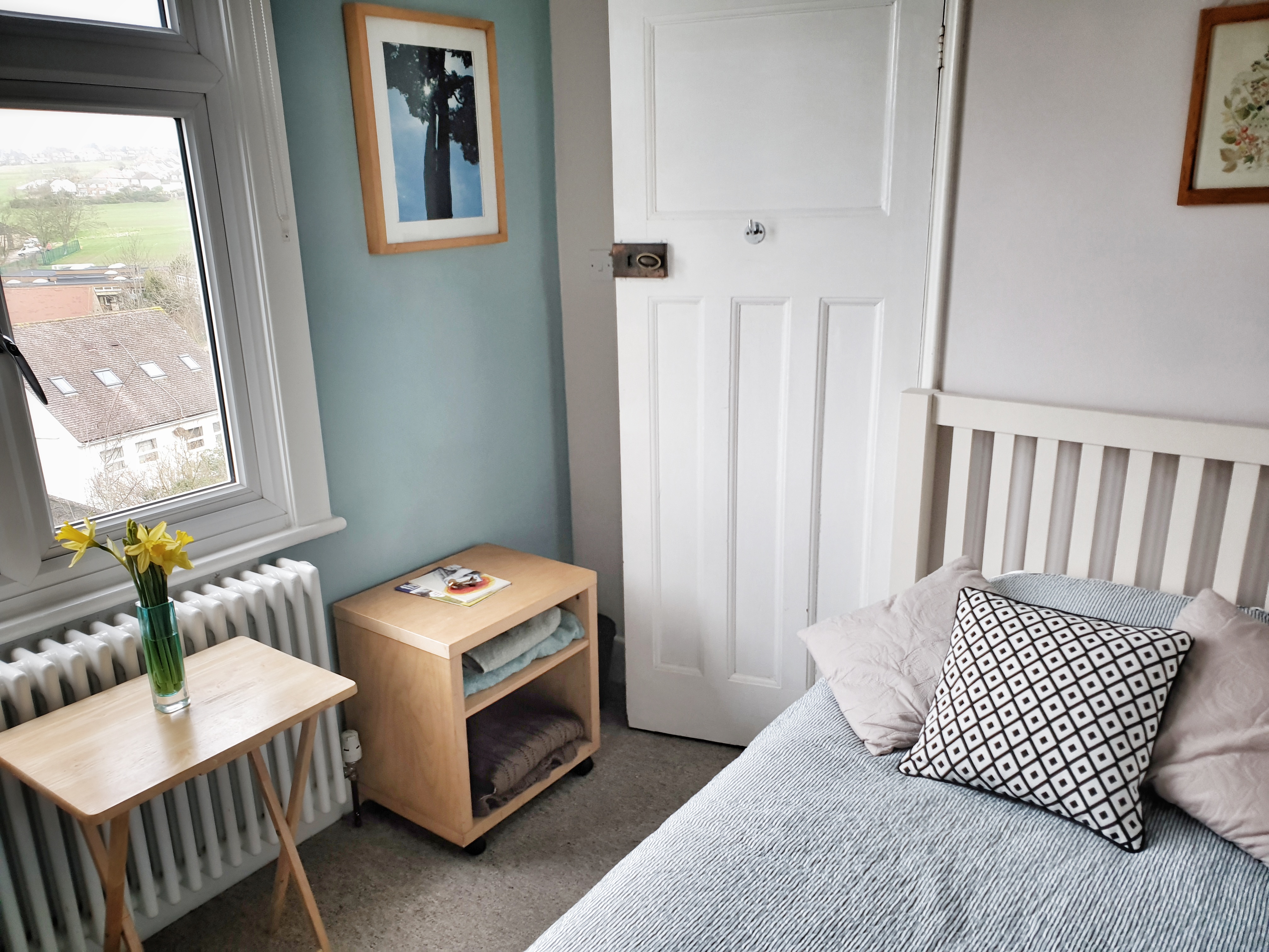 Lovely, bright single room in family home