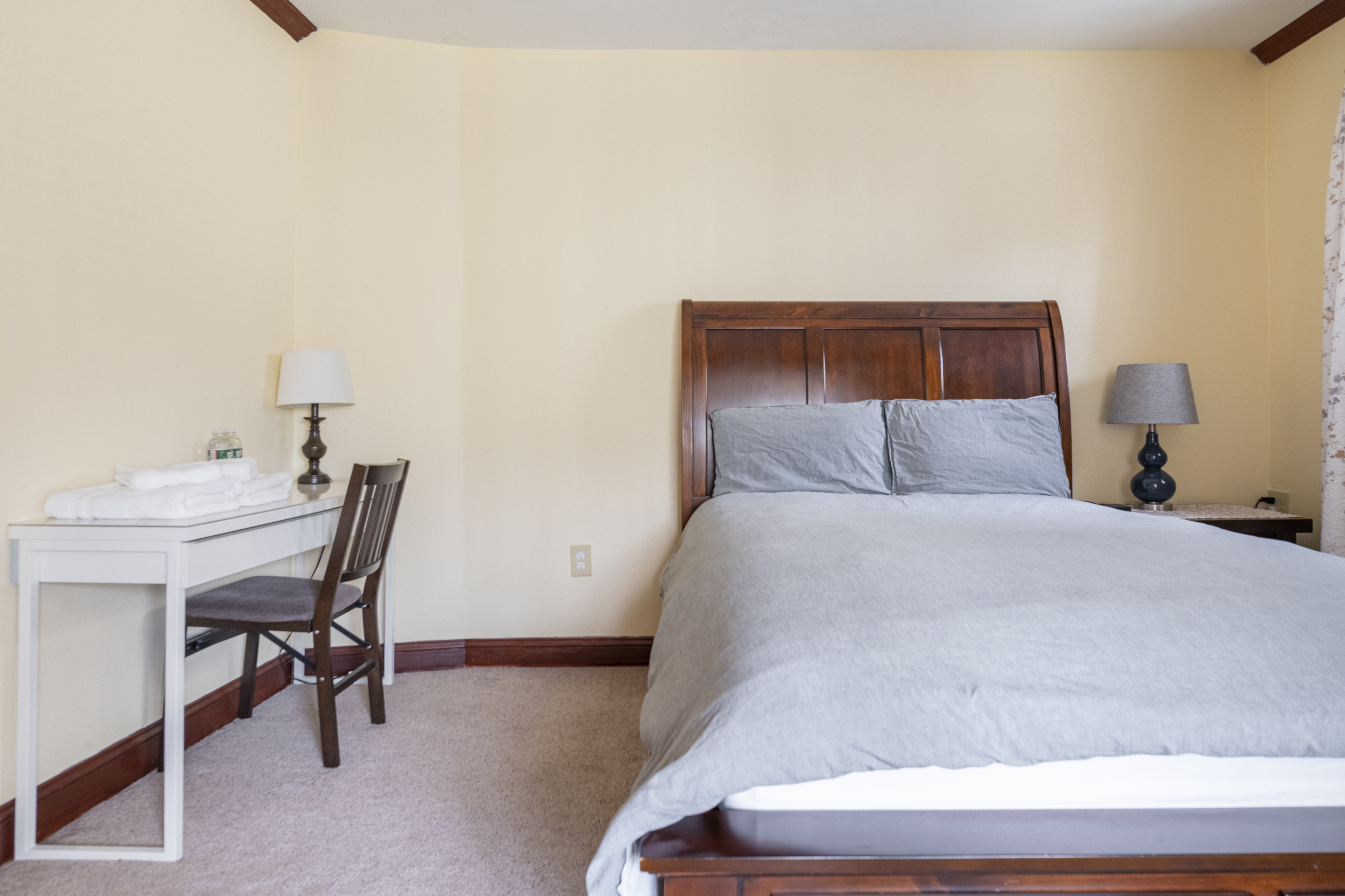 Sunny private two-bed RM near Harvard SQ in Strawberry Hill, Cambridge