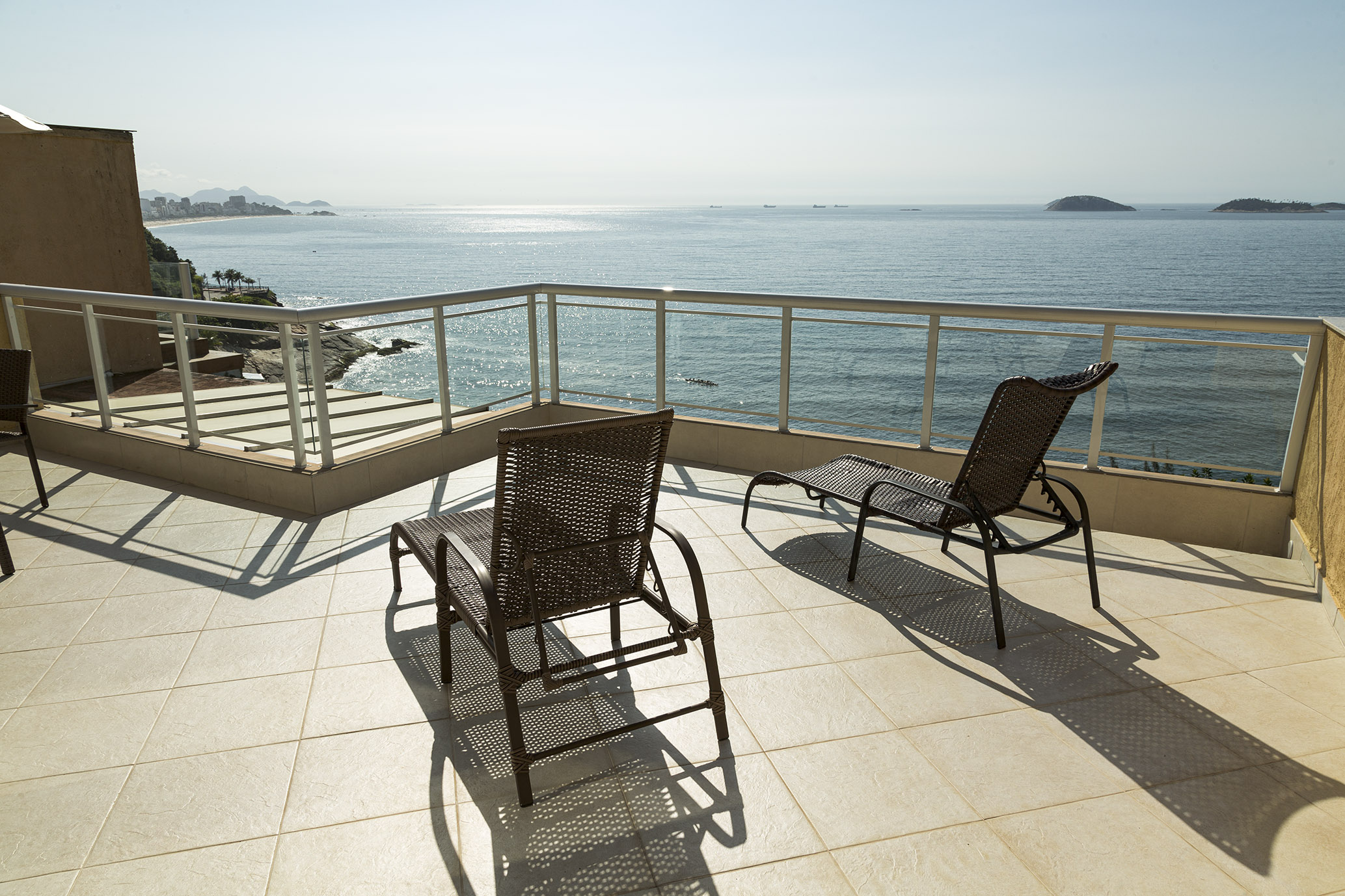 Sleek apartment oceanfront up to 4p