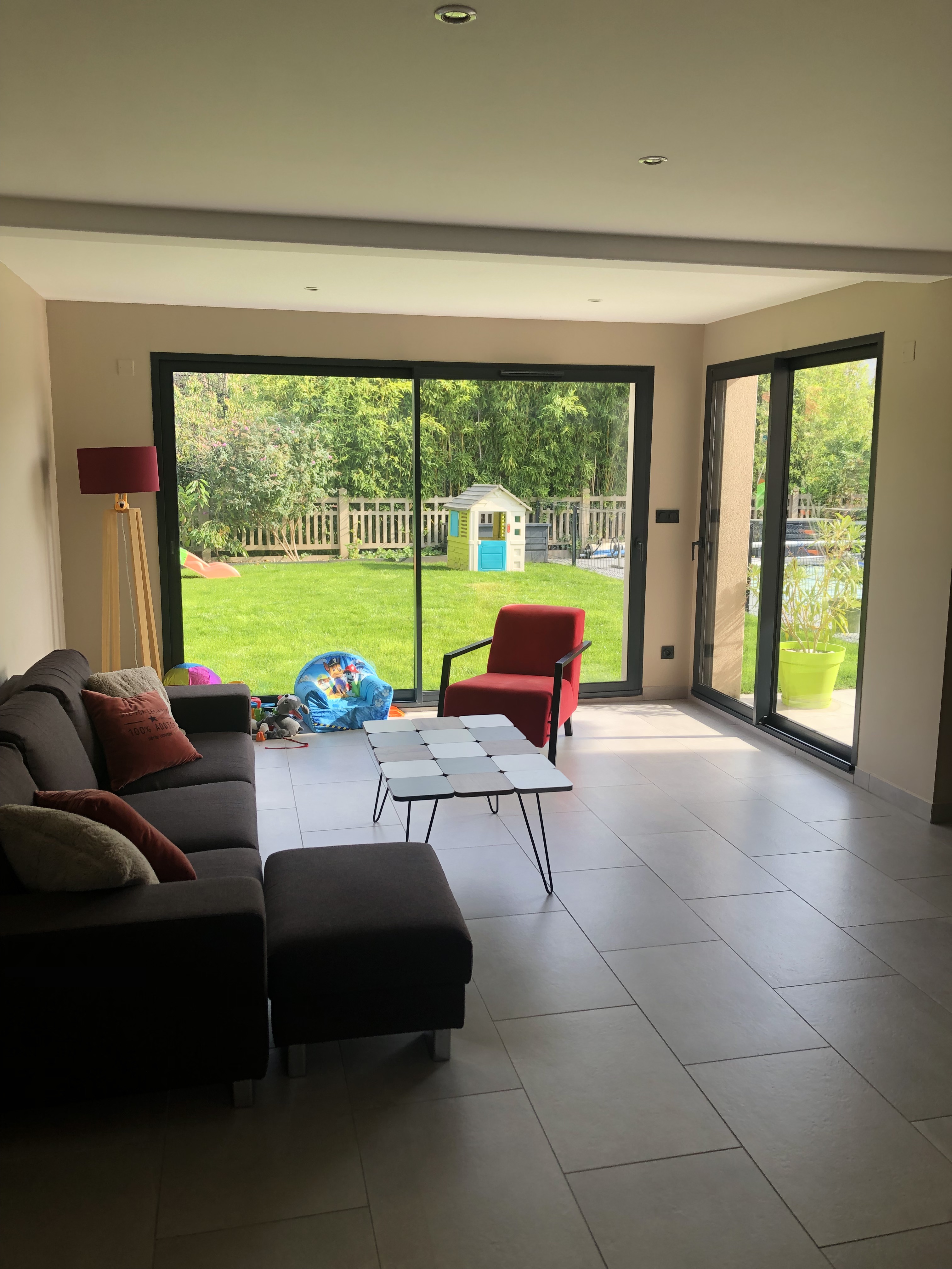 Spacious and quiet house with pool