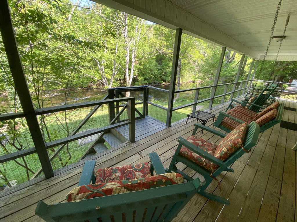 The RapidsMountain River Retreat with River Front Houses for Rent in