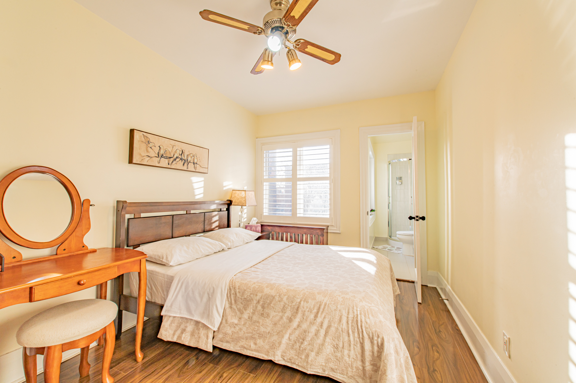 Charming EN SUITE Room at heart downtown Toronto