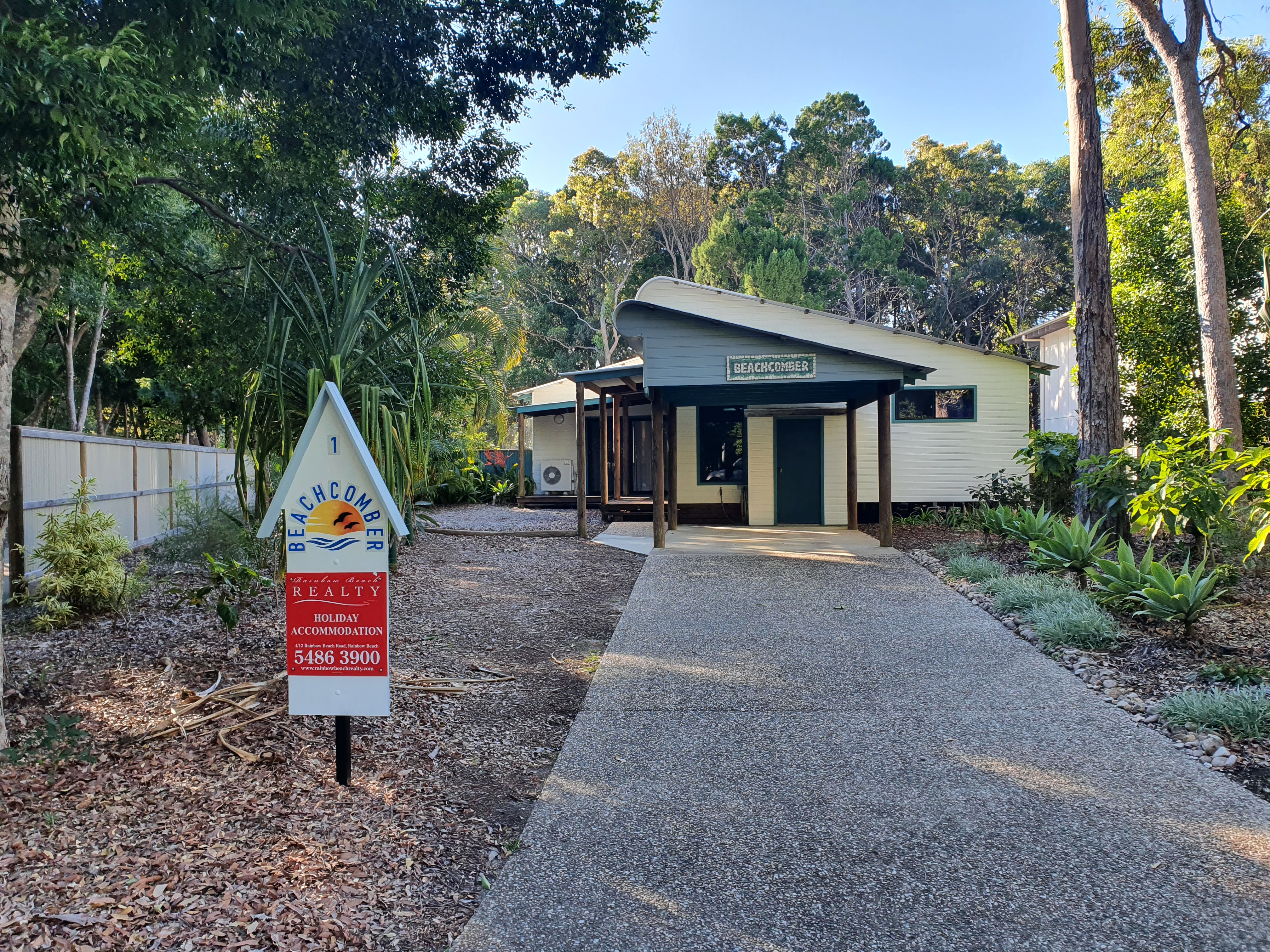 Beachcomber Holiday House Rainbow Beach Houses For Rent In Rainbow Beach