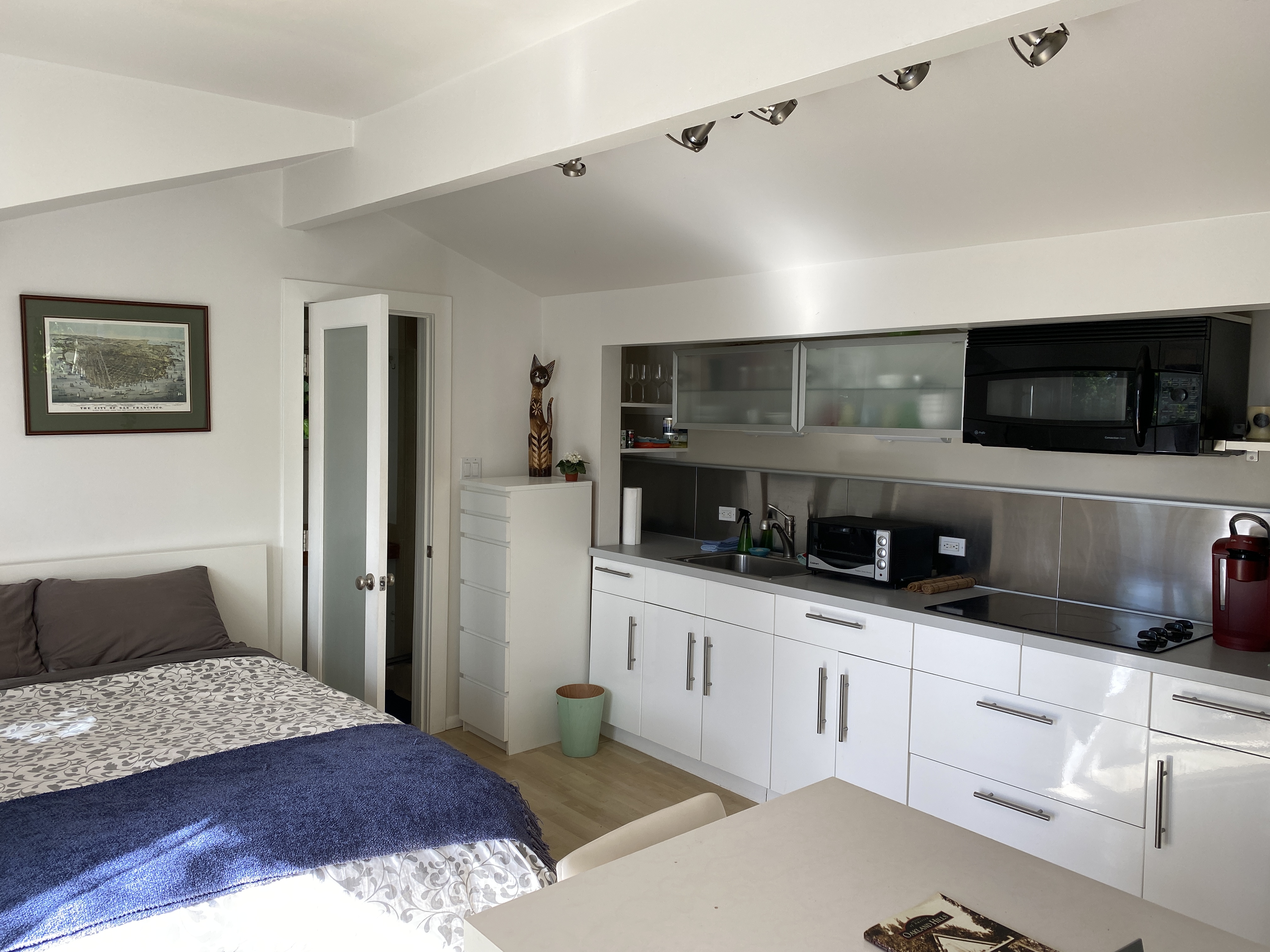 Miniature House, Studio Style, SAFE Neighborhood in Merriwood, Oakland