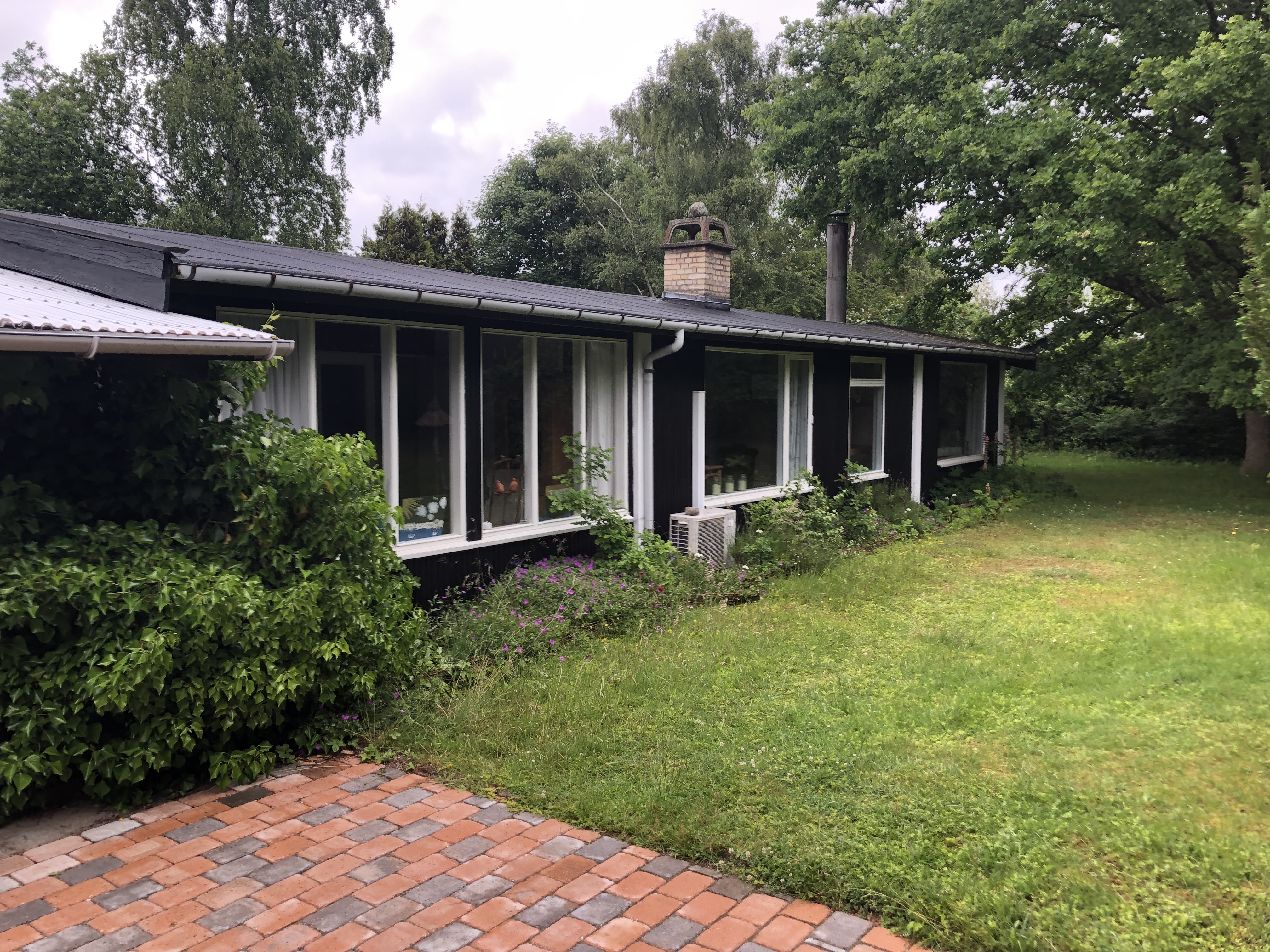 Quiet spacious 3 bedroom cottage   close to beach