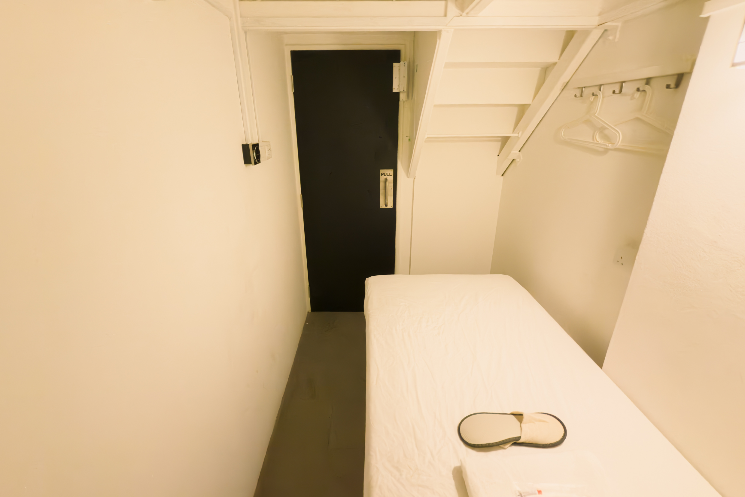 Single Cabin Pod w Shared Bathroom (Cloudbeds)