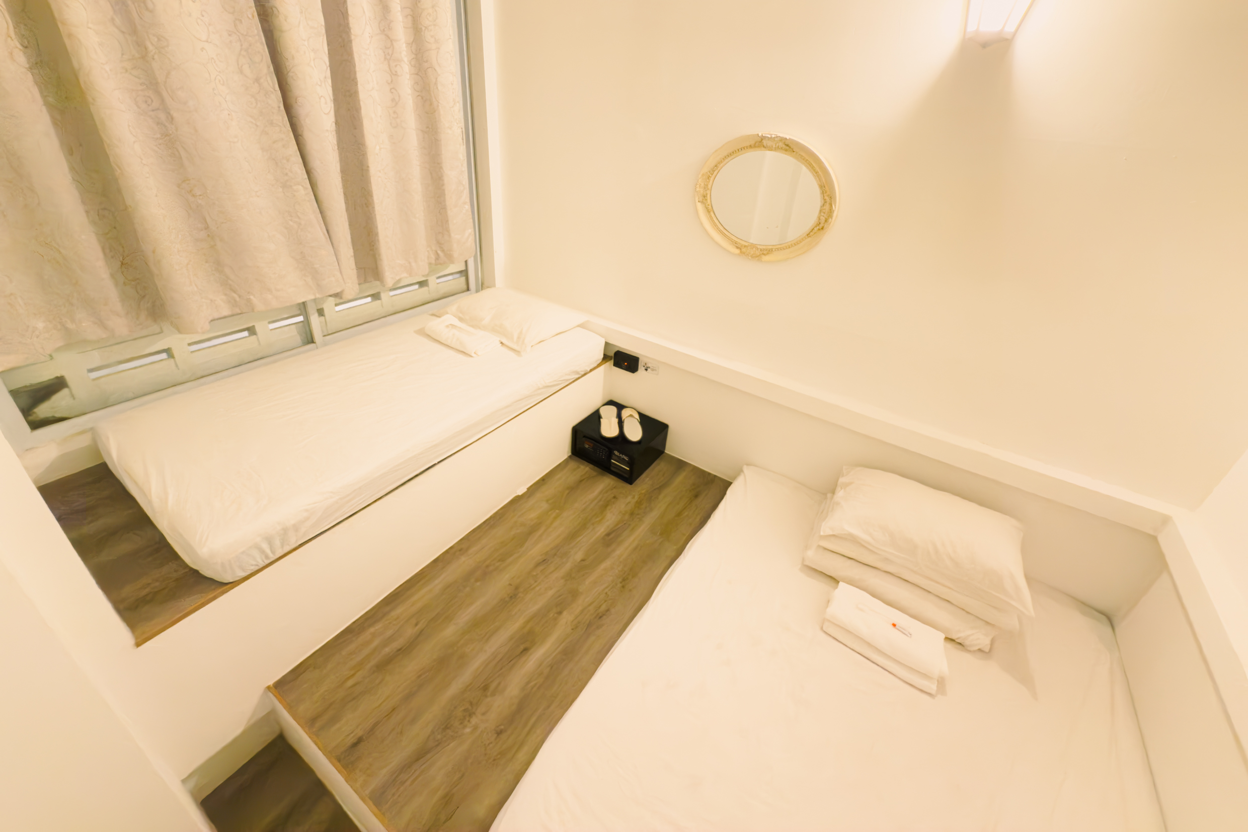 Twin Bed Room w Shared Bathroom (City Fringe)
