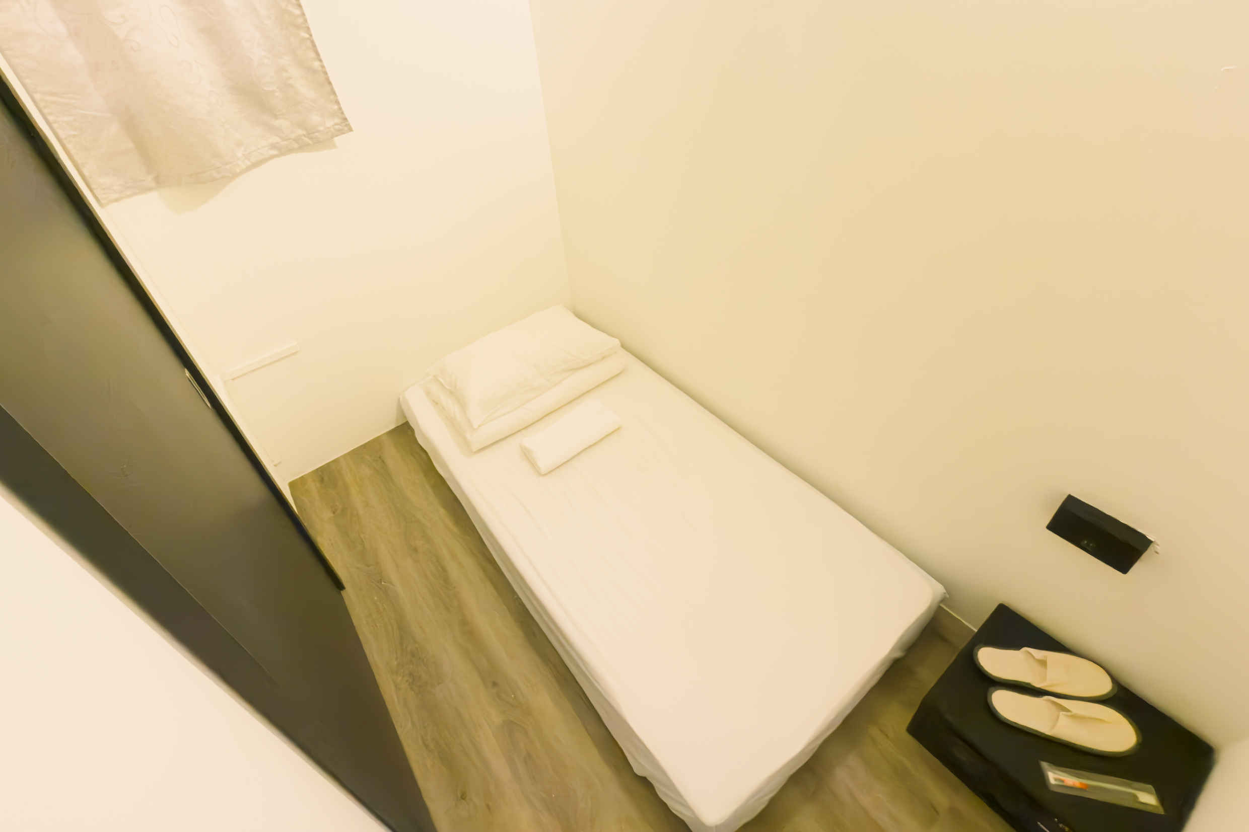 Mini Single Cabin w Shared Bathroom