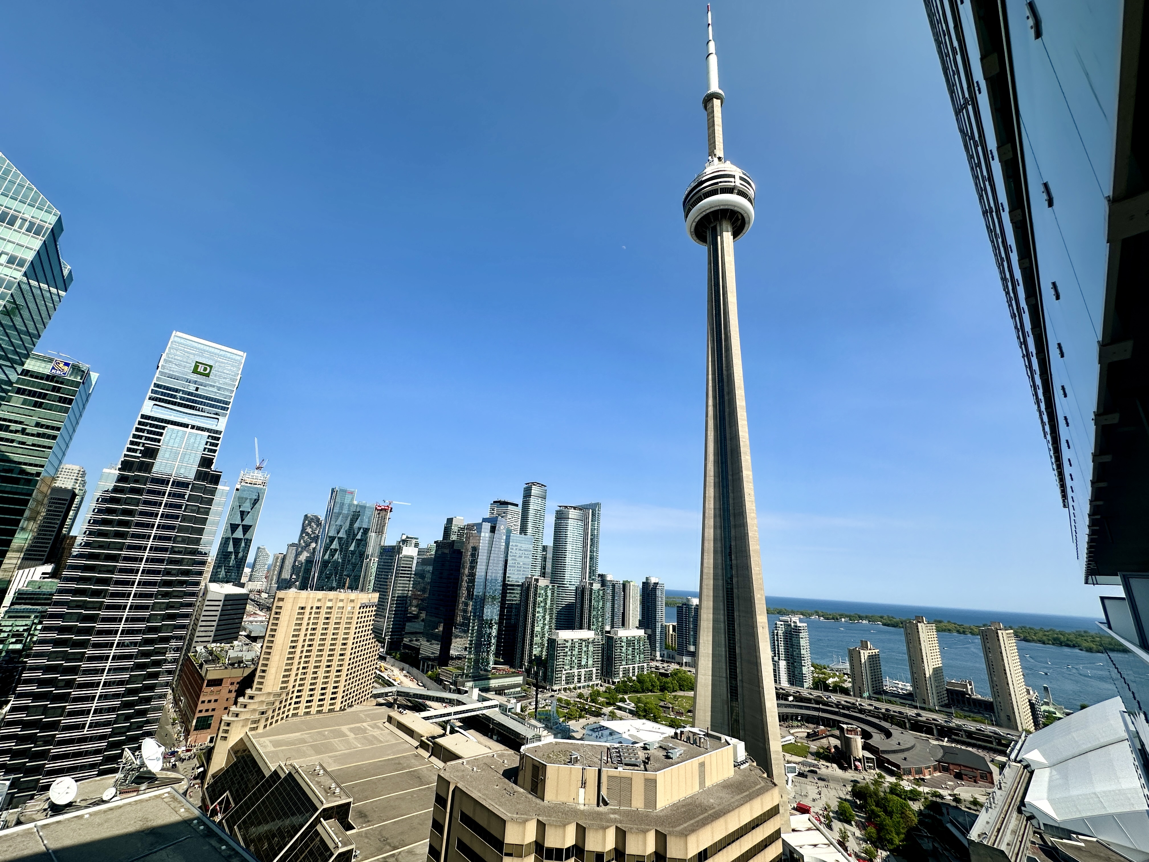 Elegant 2BR | CN Tower + Lake View w/ Rooftop Pool