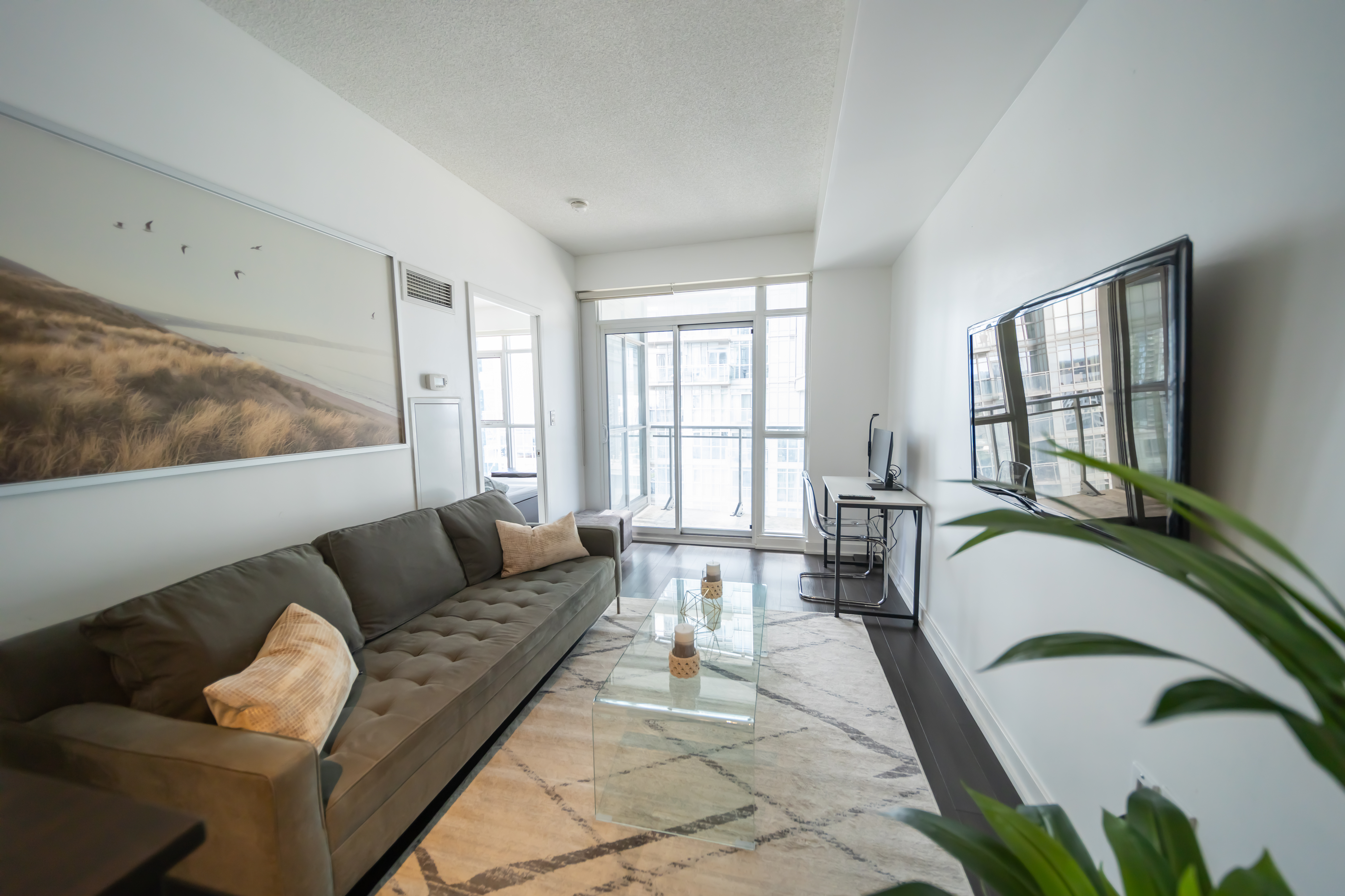 Elegant Toronto Lakeview Condo 1+1 w. Free Parking