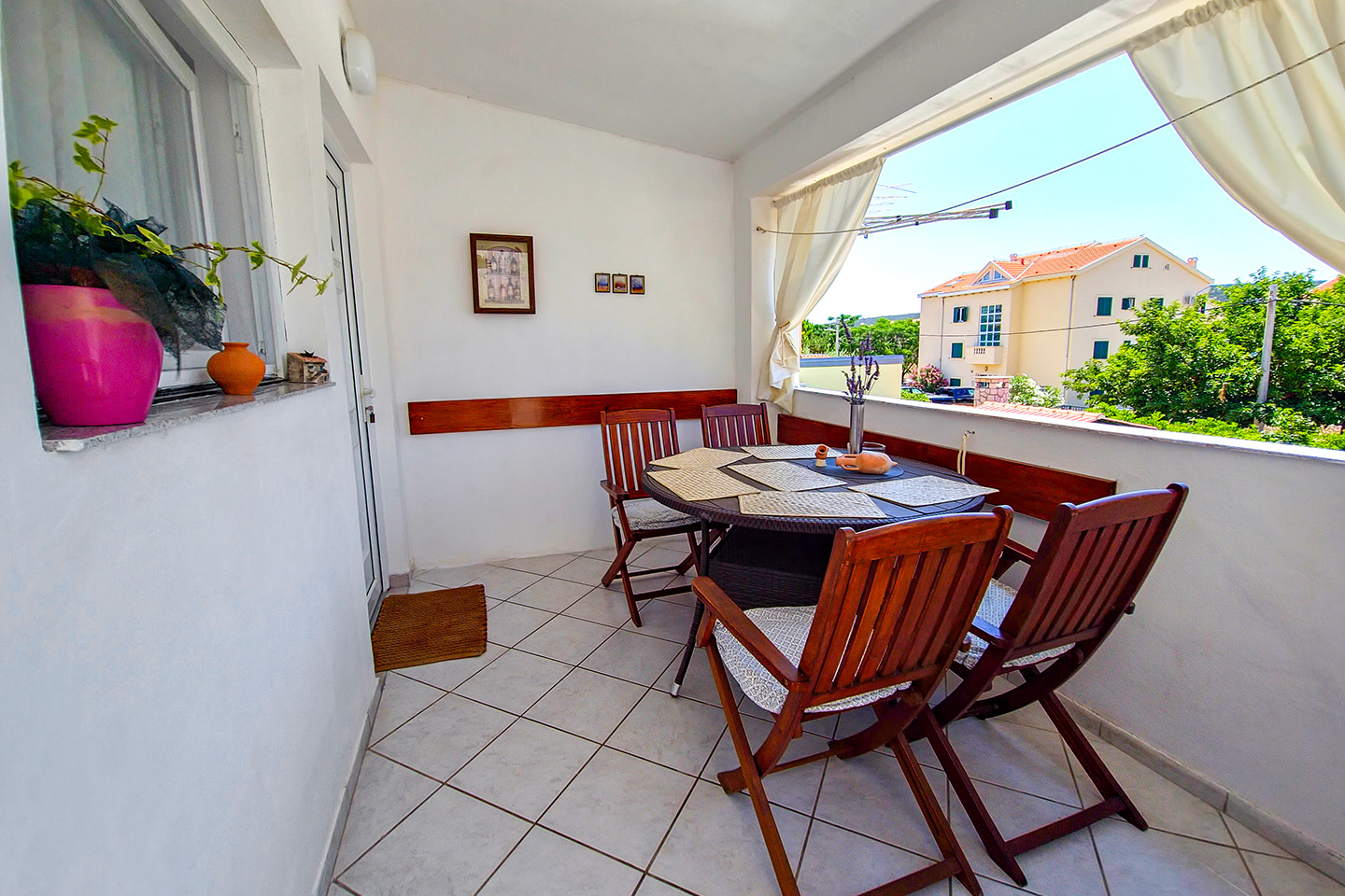 Apartman Sara with beautiful garden & barbecue