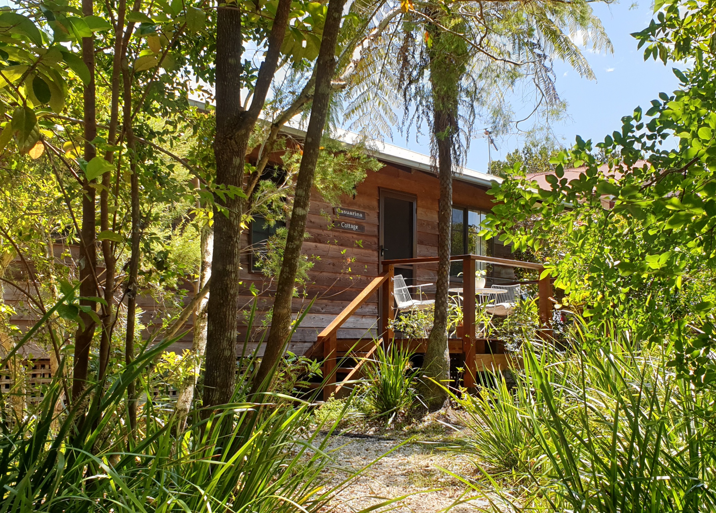 Casuarina Cottage - walk to town - Mountain Views.